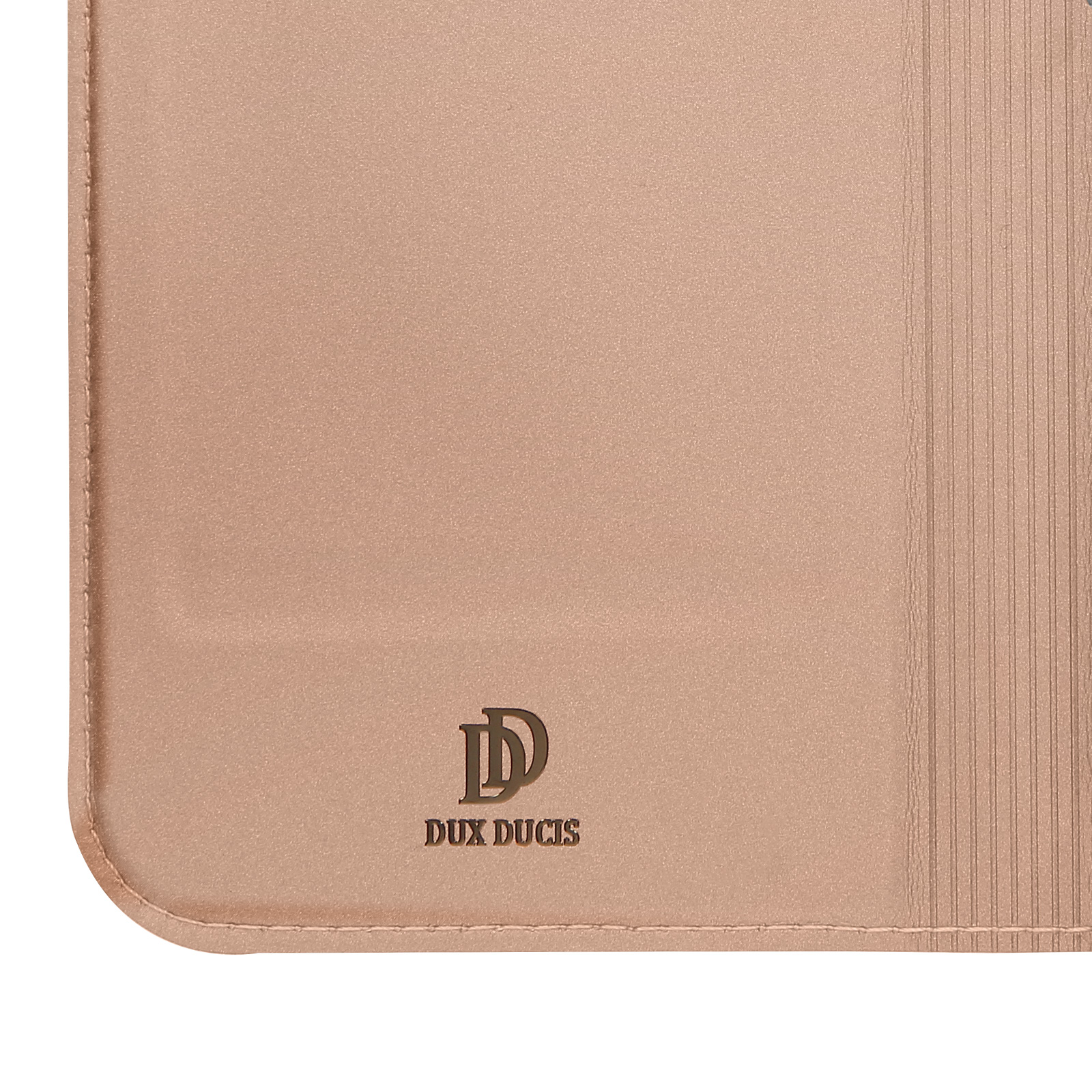 Primo piano di una custodia per telefono color camoscio con logo 'Dux Ducis'. La custodia ha una superficie strutturata e linee verticali.