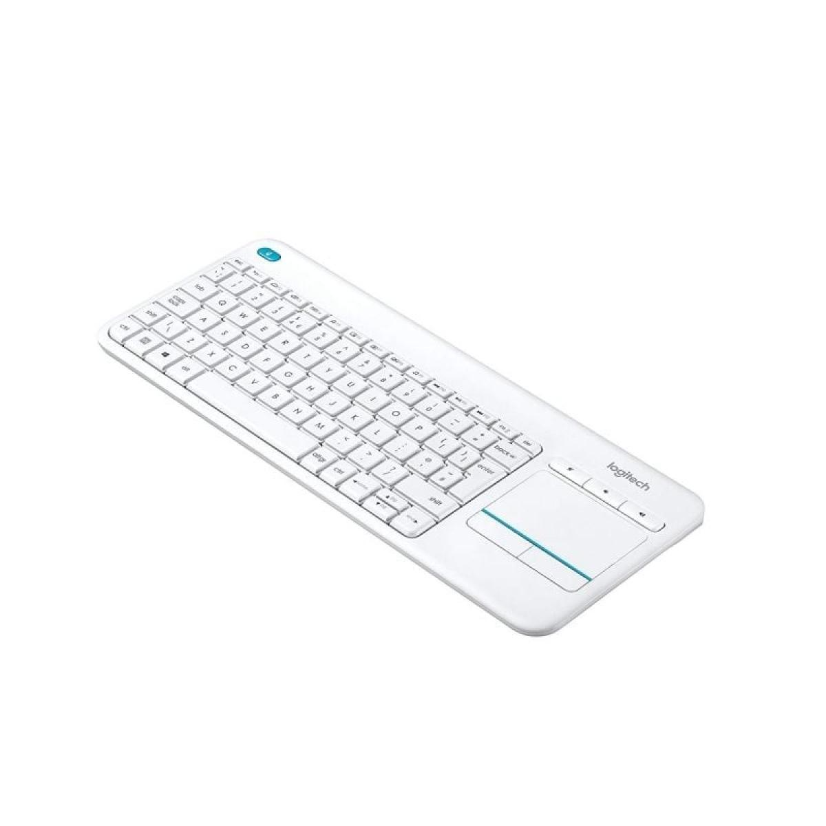 Un teclado blanco con un panel táctil. Tiene un diseño QWERTY completo y la marca Logitech.