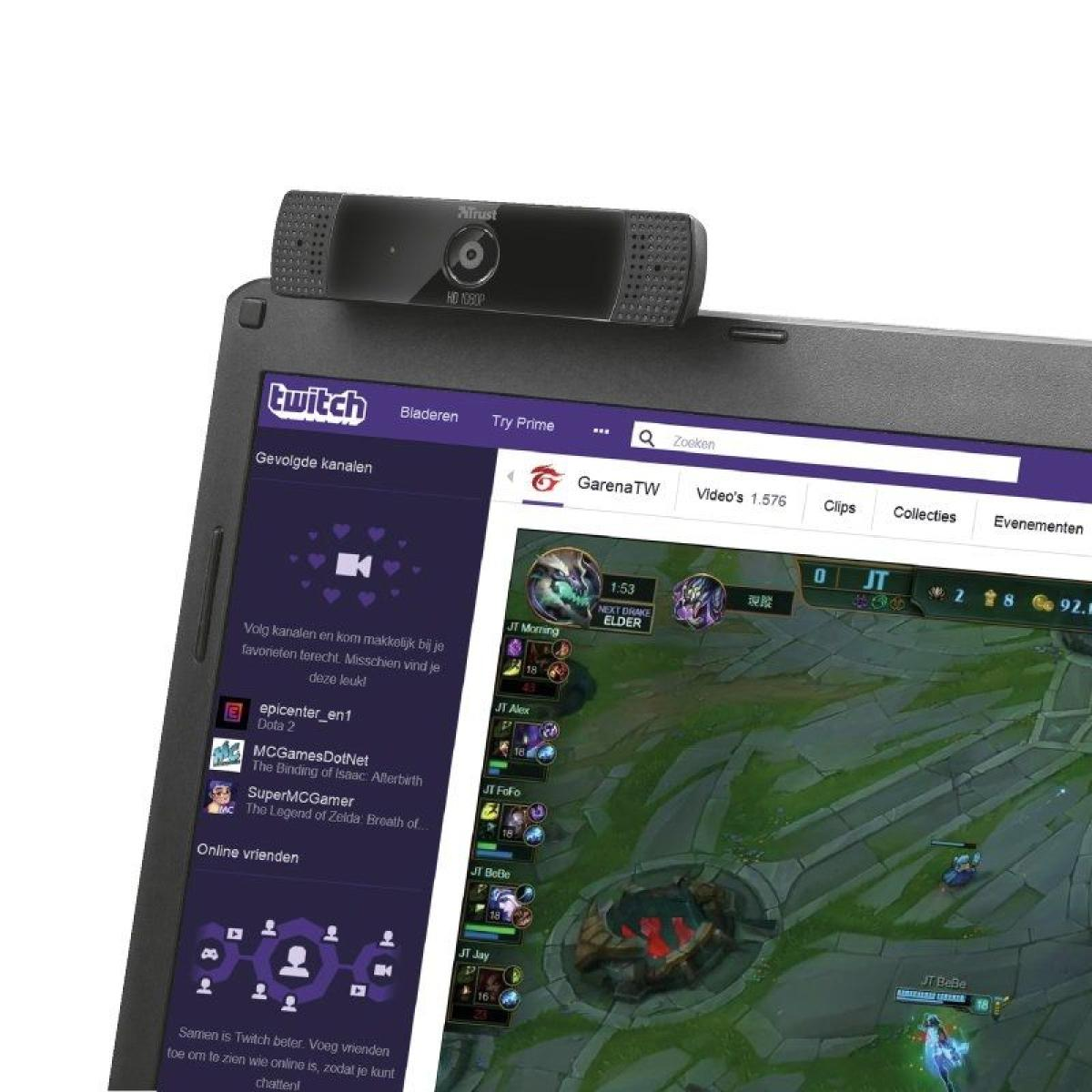 Kamera internetowa na laptopie pokazująca transmisję z gier. Ekran wyświetla grę i interfejs Twitch.