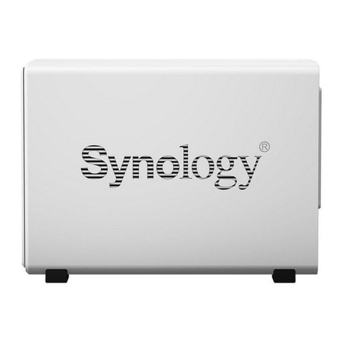 Weißes NAS-Gerät mit dem Markennamen Synology auf der Vorderseite.