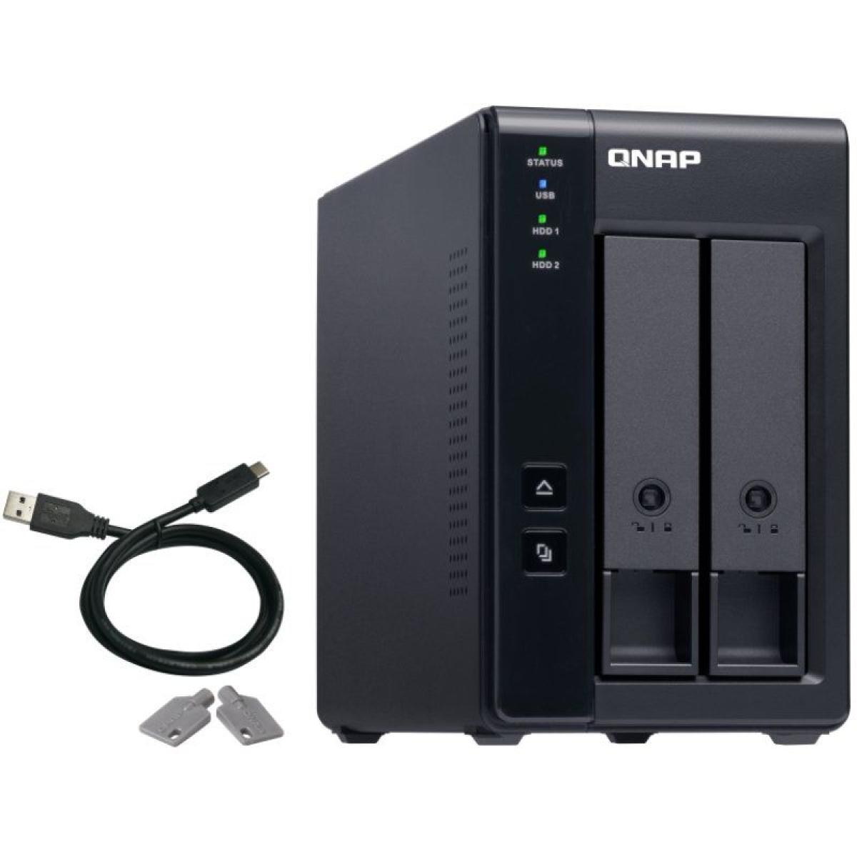 Schwarzes QNAP NAS mit USB-Kabel, Schlüsseln und Etiketten. Zwei Laufwerksschächte sind sichtbar.