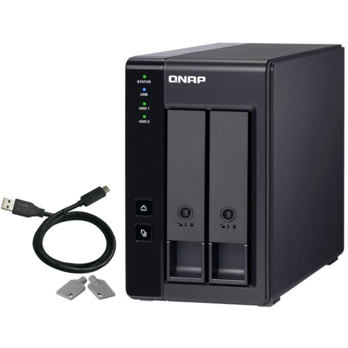 Schwarzes QNAP NAS mit USB-Kabel und Schlüsseln. Frontansicht, zwei Laufwerksschächte.