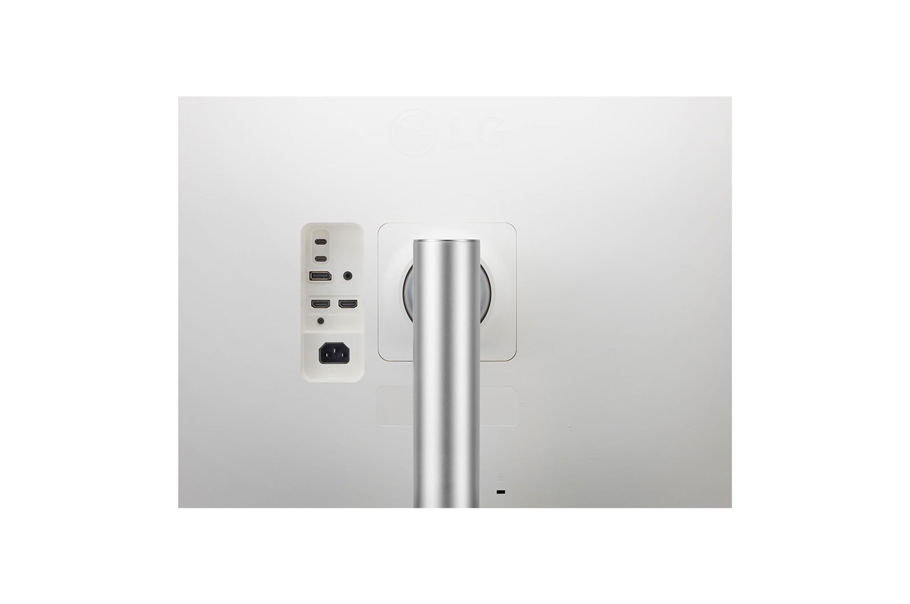 Tył białego monitora LG z wieloma portami i srebrną podstawą. Tło jest białe.