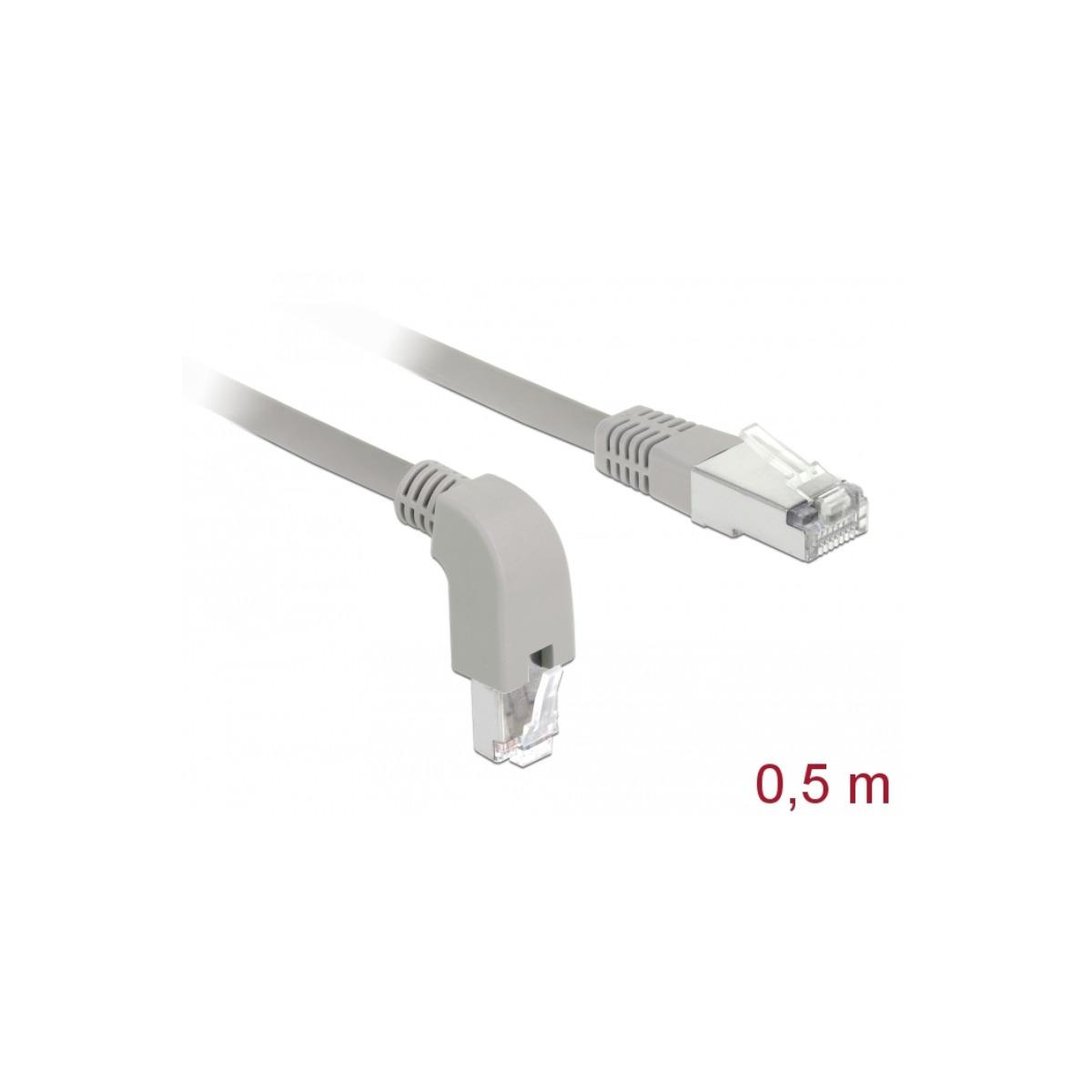 Ein graues Ethernet-Kabel mit einem rechtwinkligen Stecker. Länge mit 0,5 m markiert.