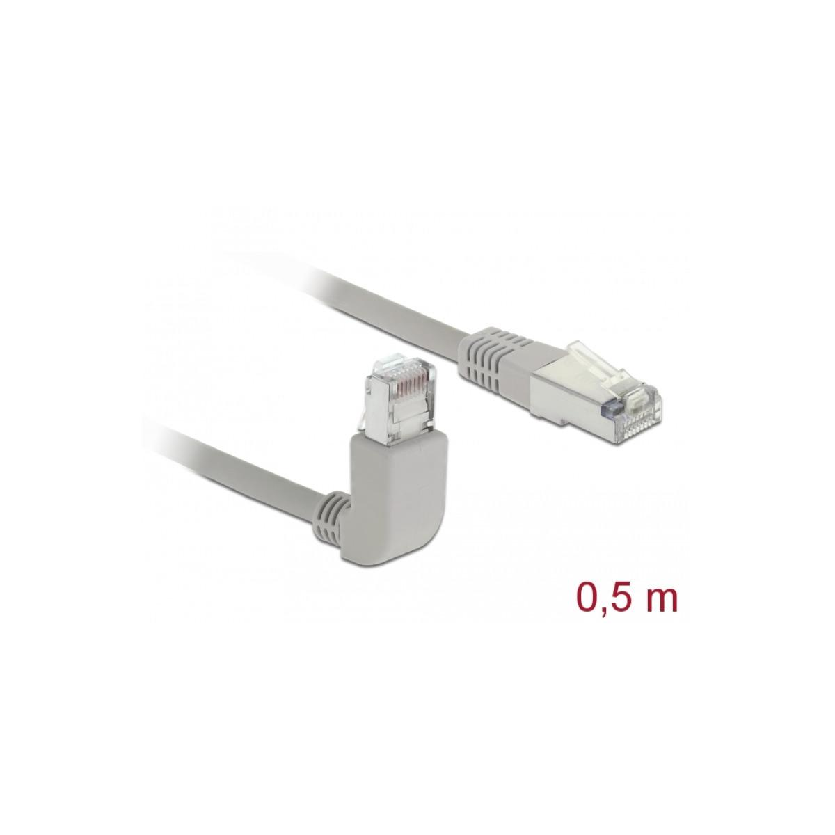 Graues Netzwerkkabel mit zwei Steckern, einer gerade, einer abgewinkelt, auf weißem Hintergrund.