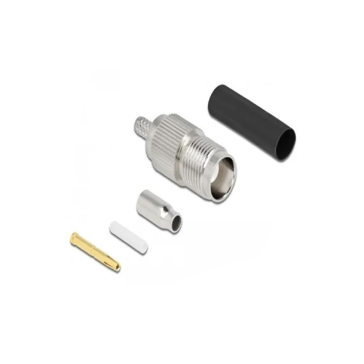Silberner Stecker mit goldenem Stift und weißen und schwarzen Teilen auf weißem Hintergrund.
