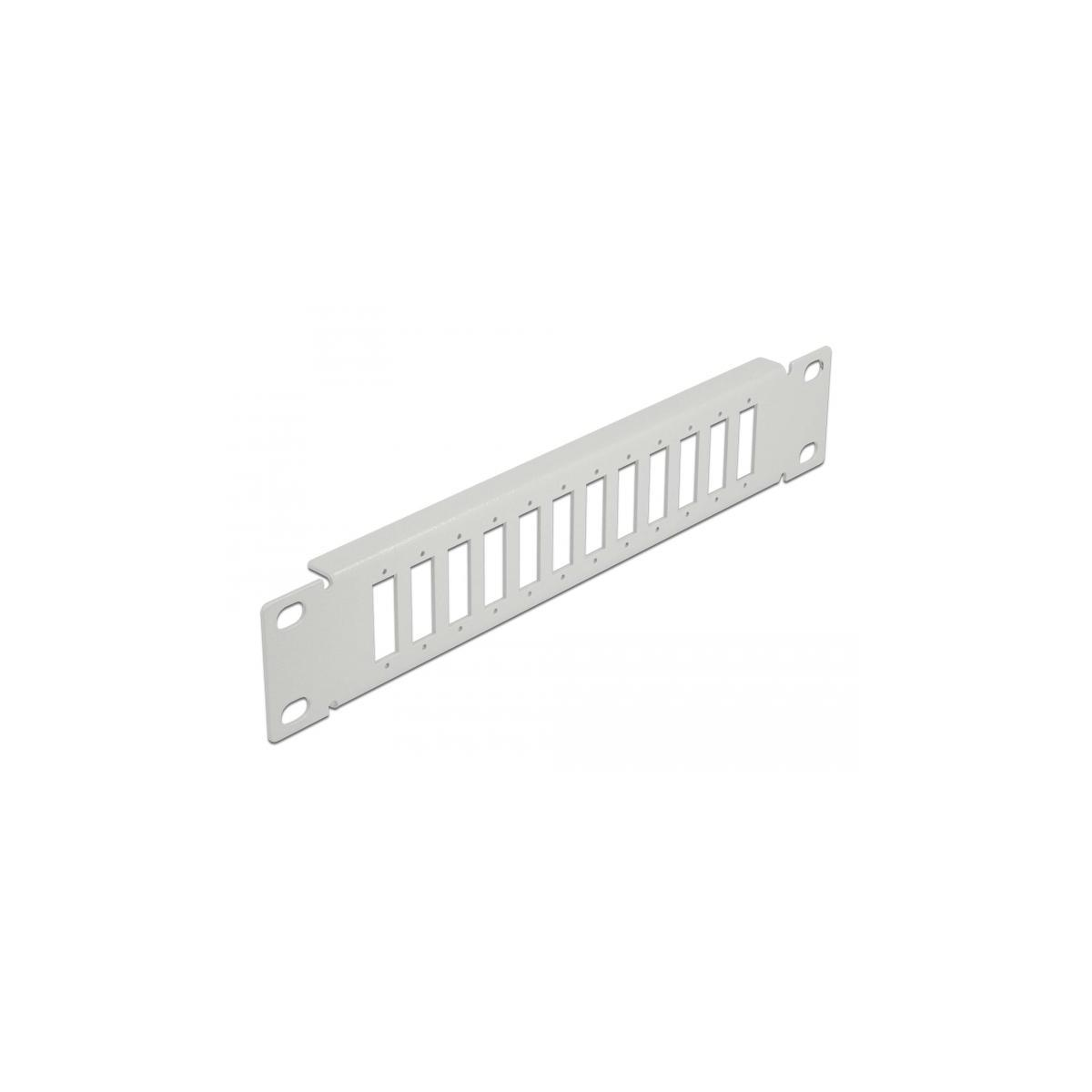 Ein weißes Rack-Montagepanel mit 10 rechteckigen Öffnungen, auf weißem Hintergrund.