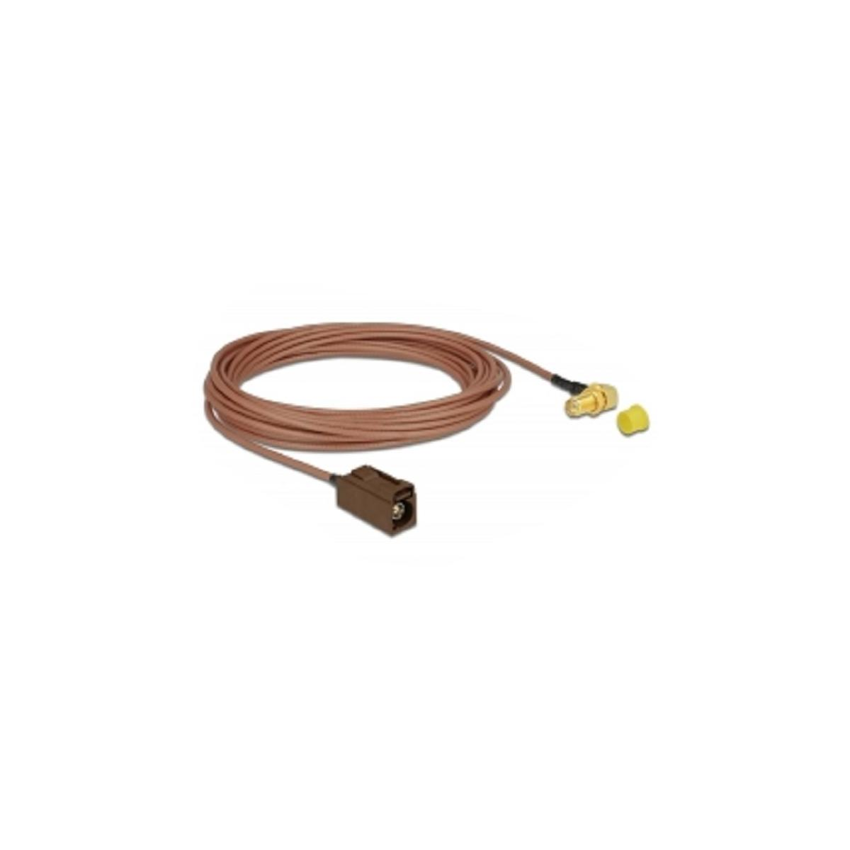 Braunes Kabel mit Steckern. Weißer Hintergrund.