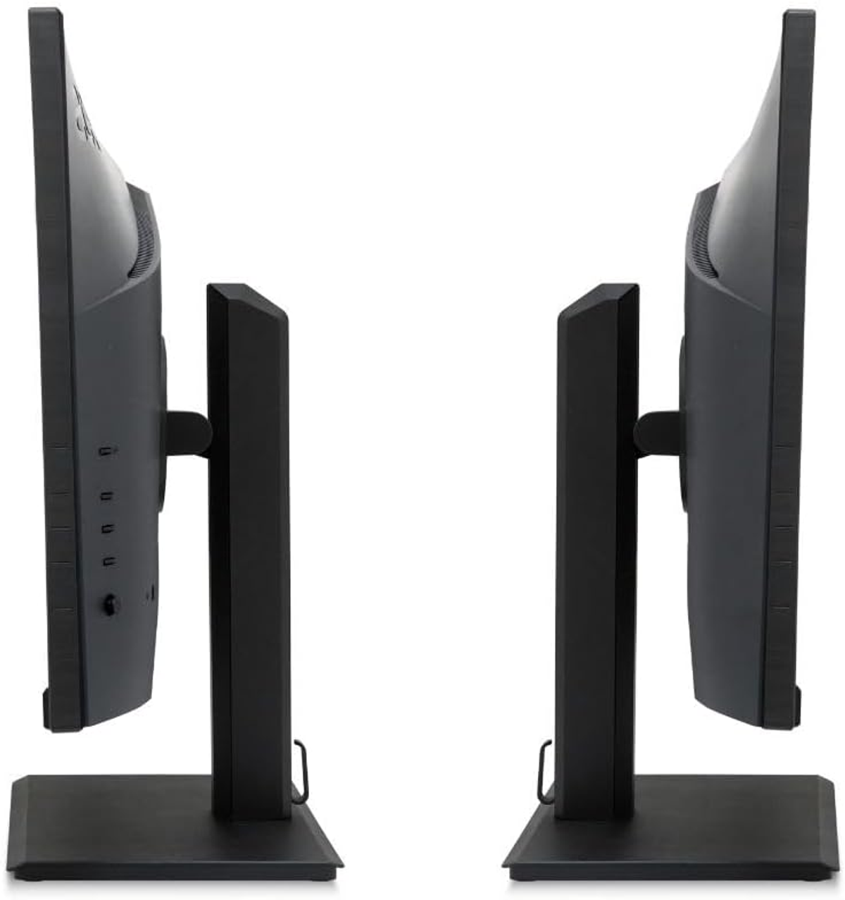 Zwei schwarze Monitore von der Seite, mit Ständern und Anschlüssen, vor weißem Hintergrund.