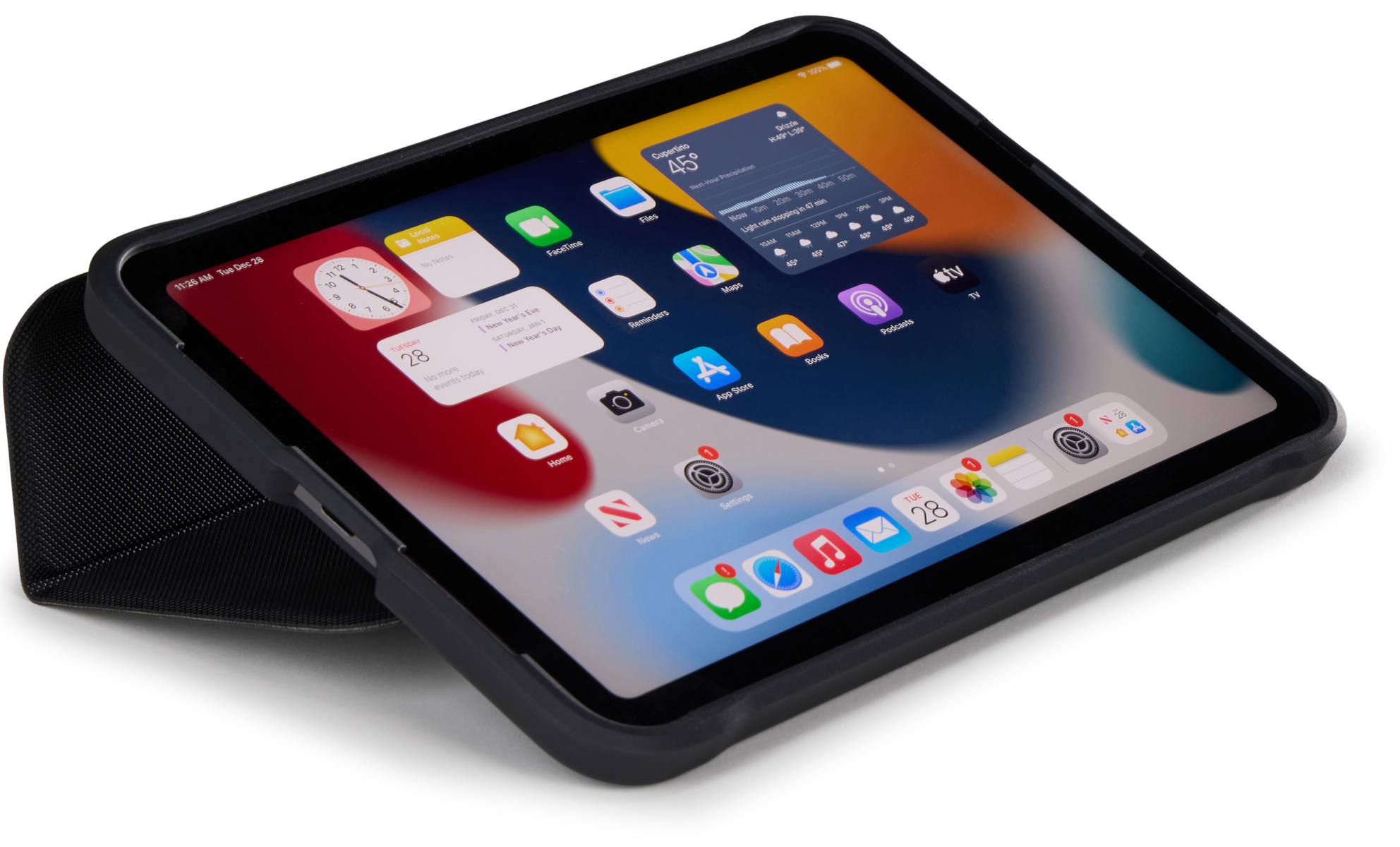 Tablet in schwarzer Hülle. Der Bildschirm zeigt Widgets mit Wetter-App und Kalender.