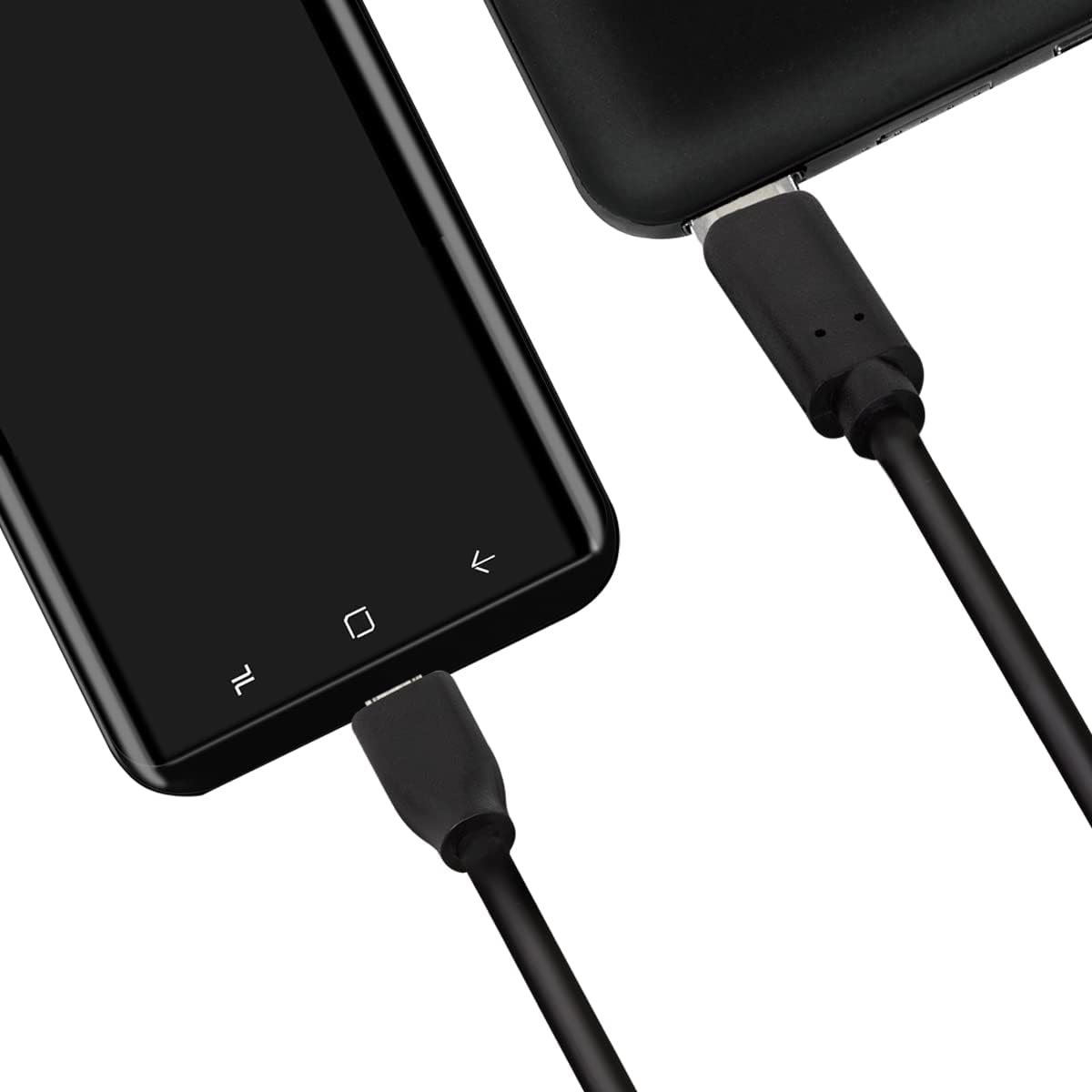 Zbliżenie czarnego telefonu ładującego się przez kabel USB-C. Telefon po lewej, ładowarka po prawej.