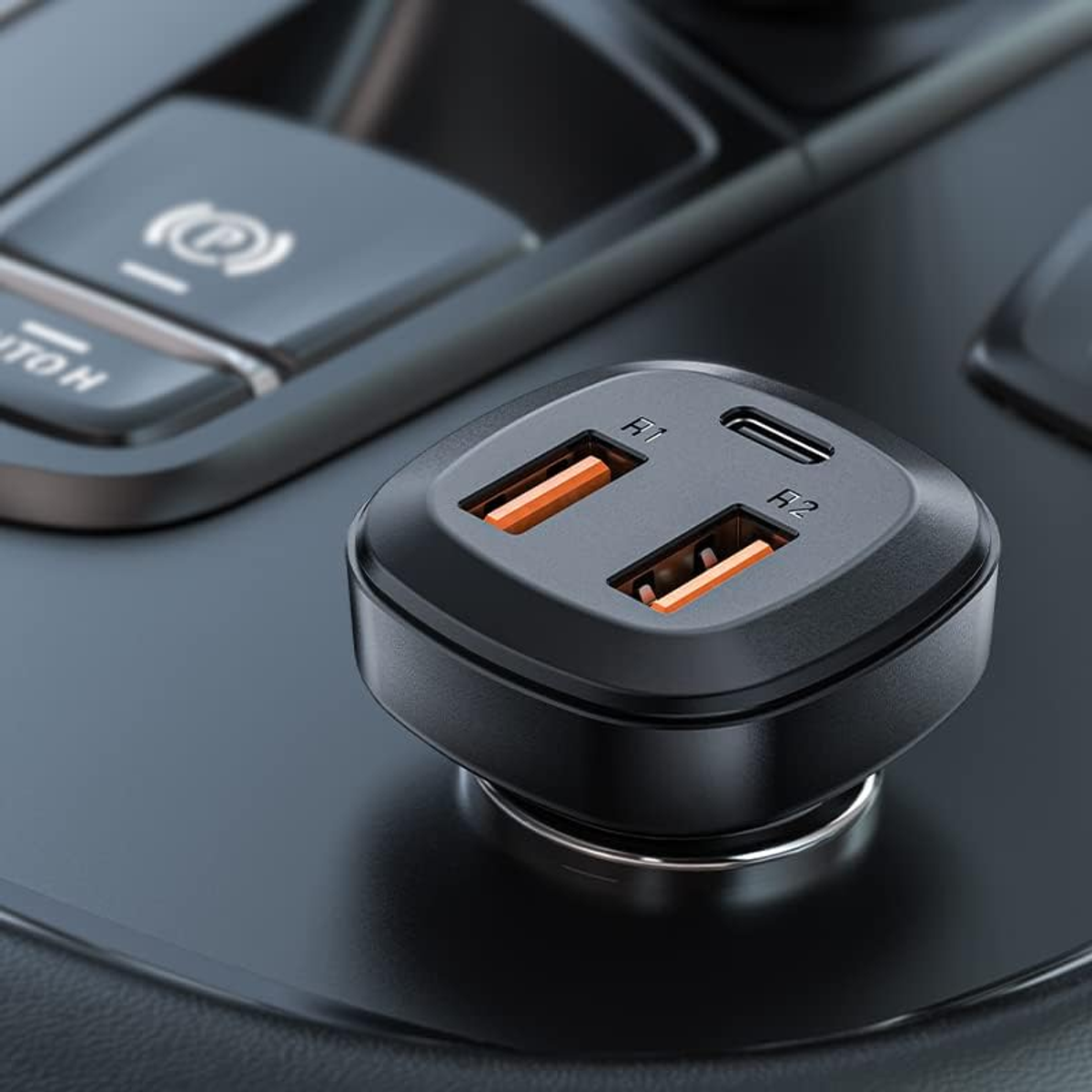 Ein schwarzes Autoladegerät mit zwei orangefarbenen USB-Anschlüssen und einem Typ-C-Anschluss.