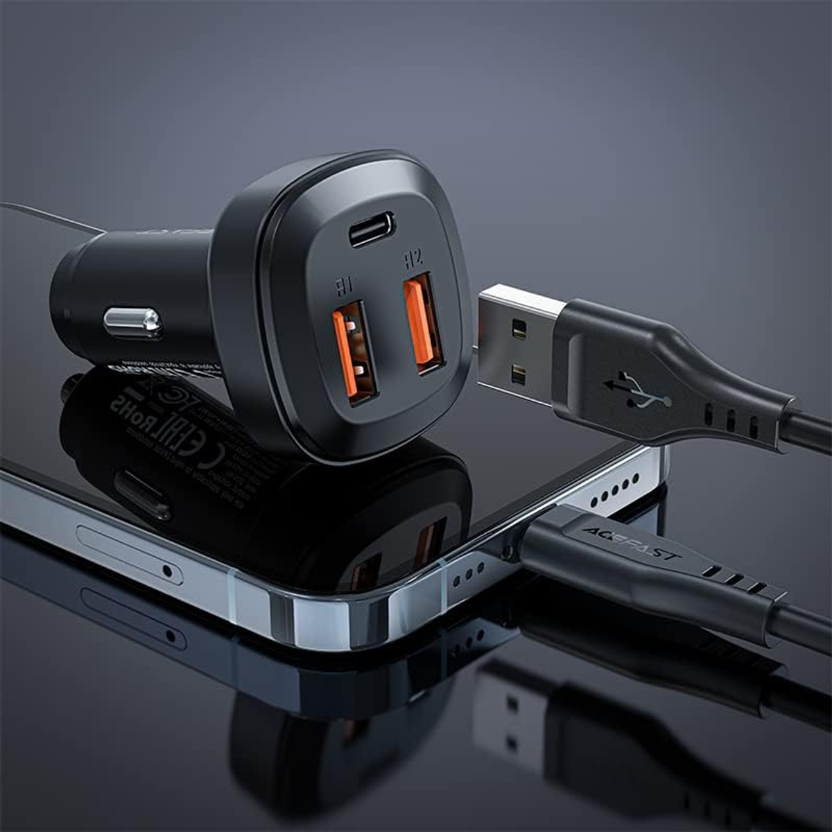Schwarzes Autoladegerät mit zwei orangefarbenen USB-Anschlüssen und einem USB-Kabel, das an ein Telefon angeschlossen ist.