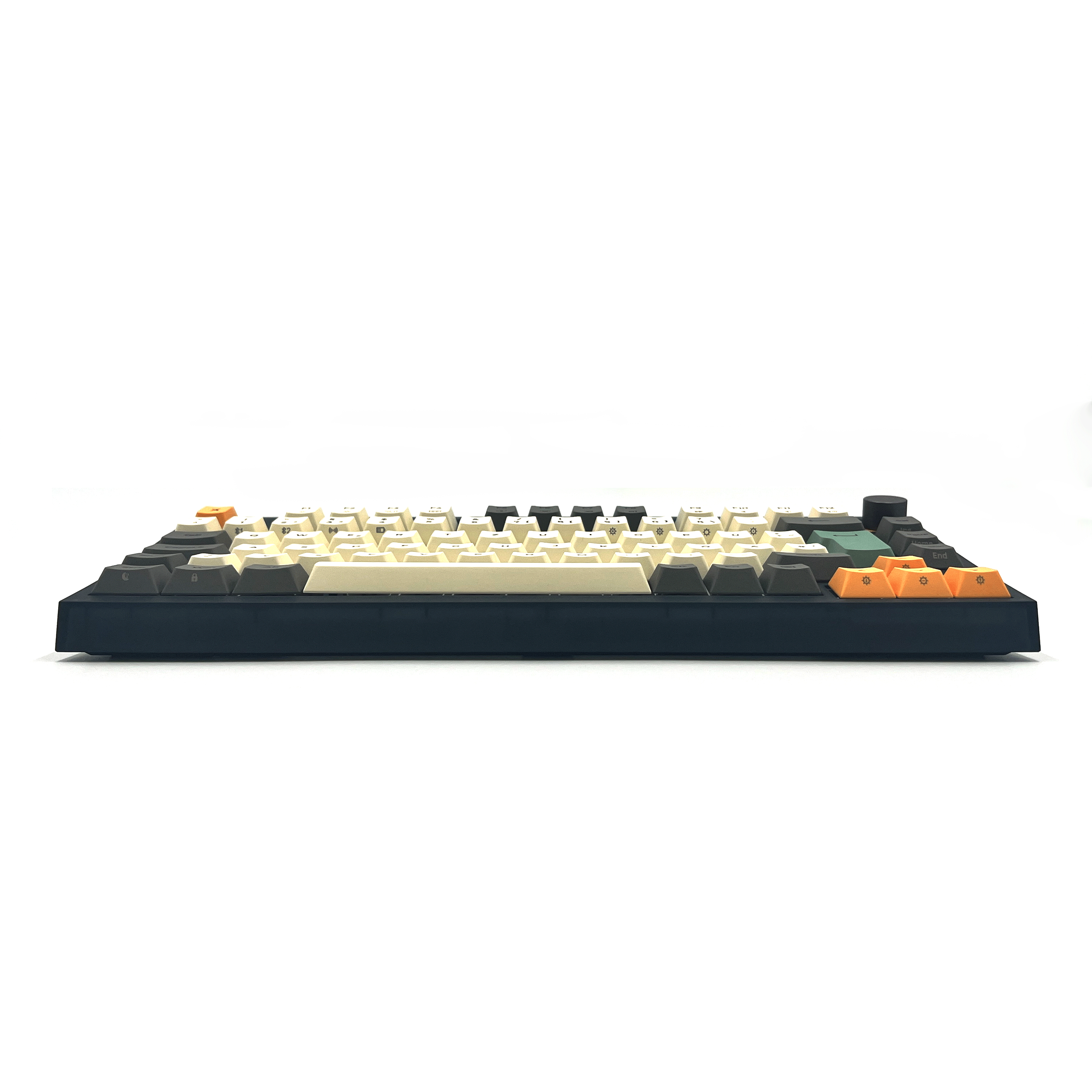 Seitenansicht einer schwarz-weißen mechanischen Tastatur. Die Tasten haben unterschiedliche Farben.