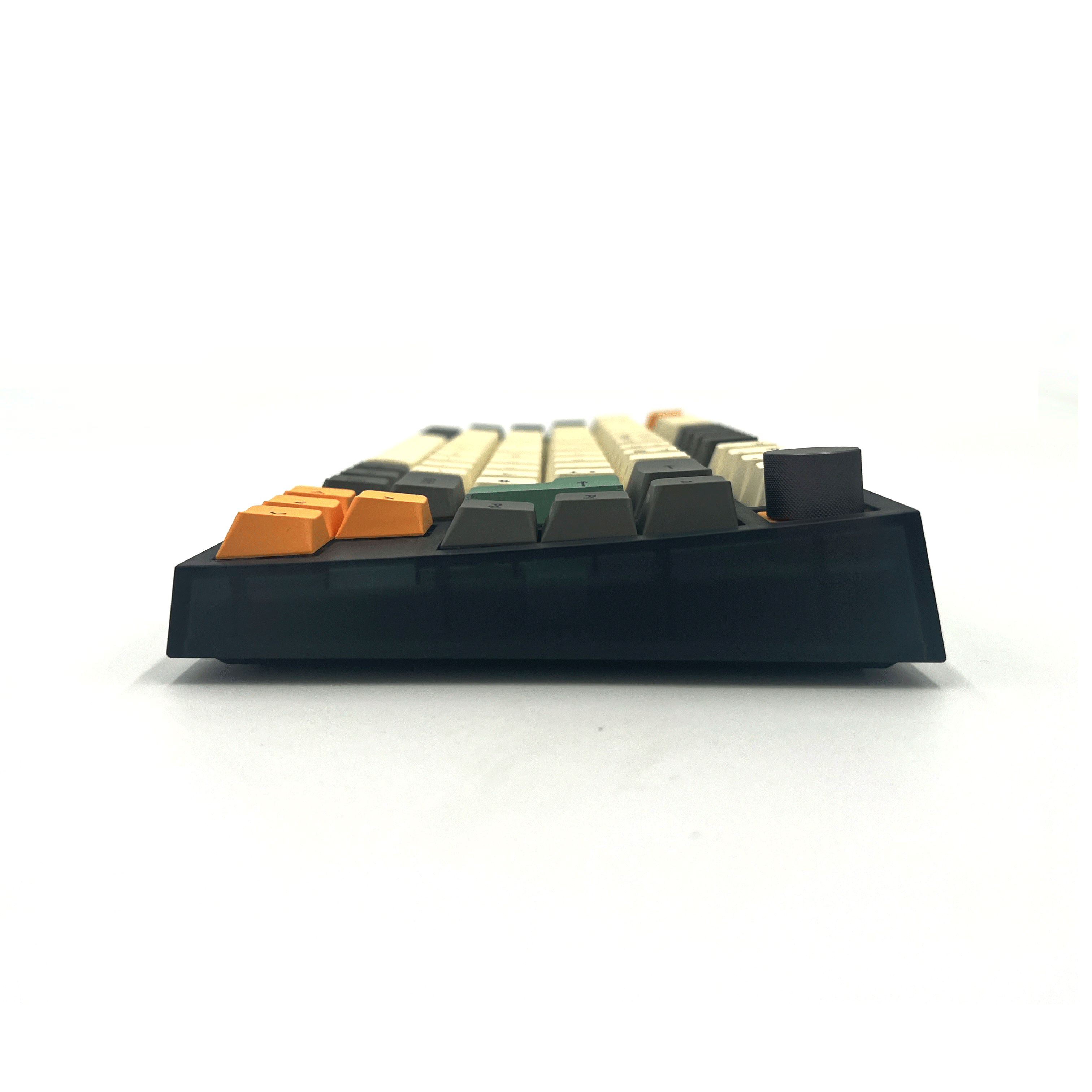 Seitenansicht einer mechanischen Tastatur mit farbigen Tastenkappen. Schwarze Basis.