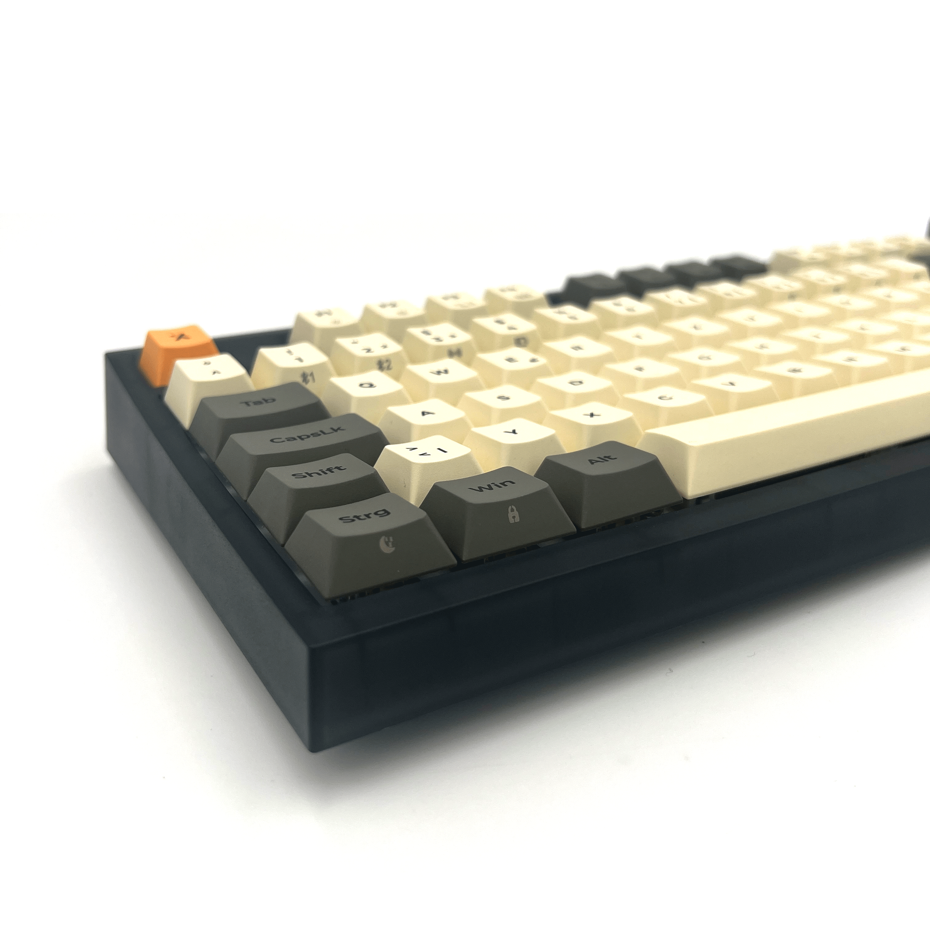 Nahaufnahme einer mechanischen Tastatur mit weißen und grauen Tastenkappen auf einem schwarzen Rahmen.