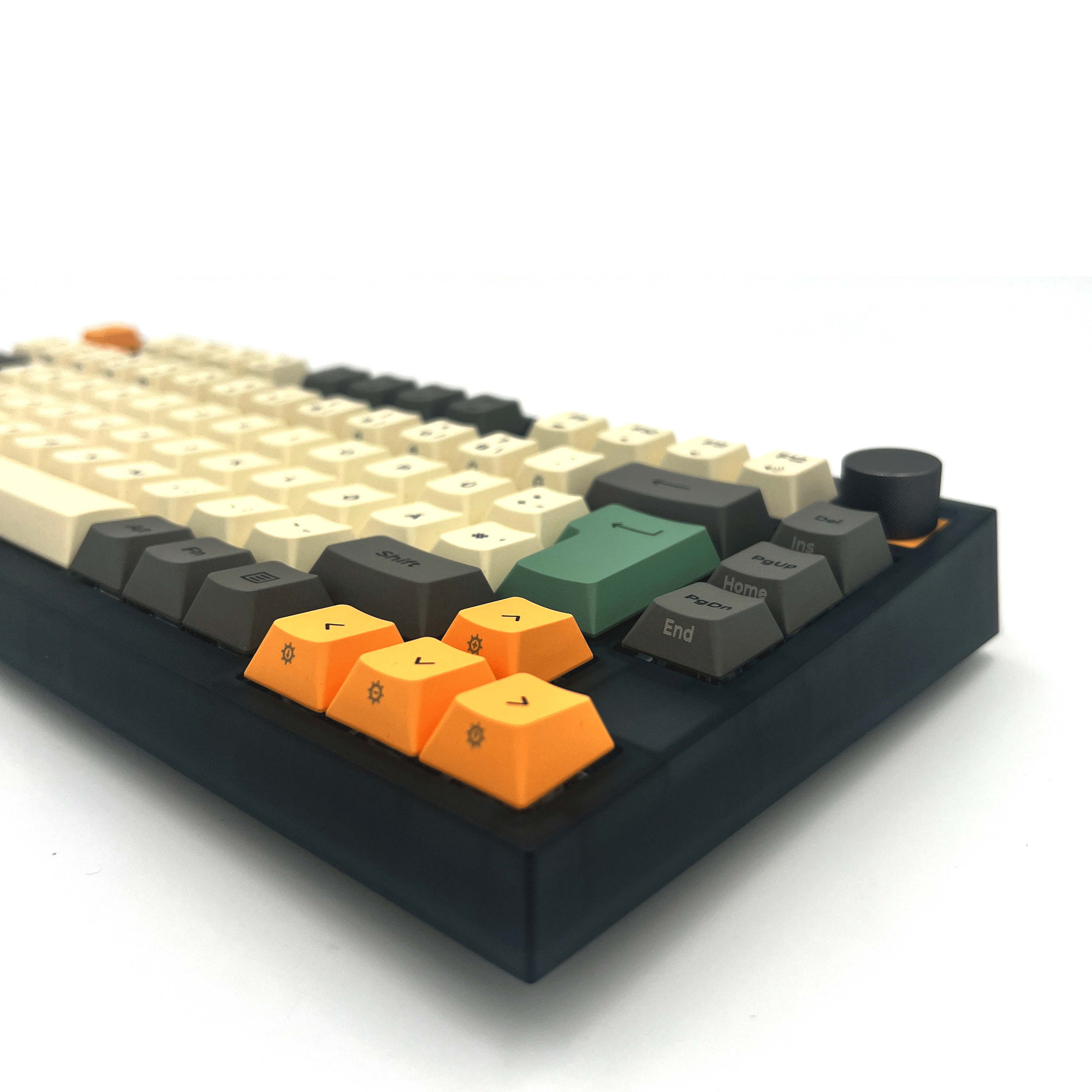 Eine mechanische Tastatur mit beigen und orangefarbenen Tasten. Die Tastatur ist dunkel.
