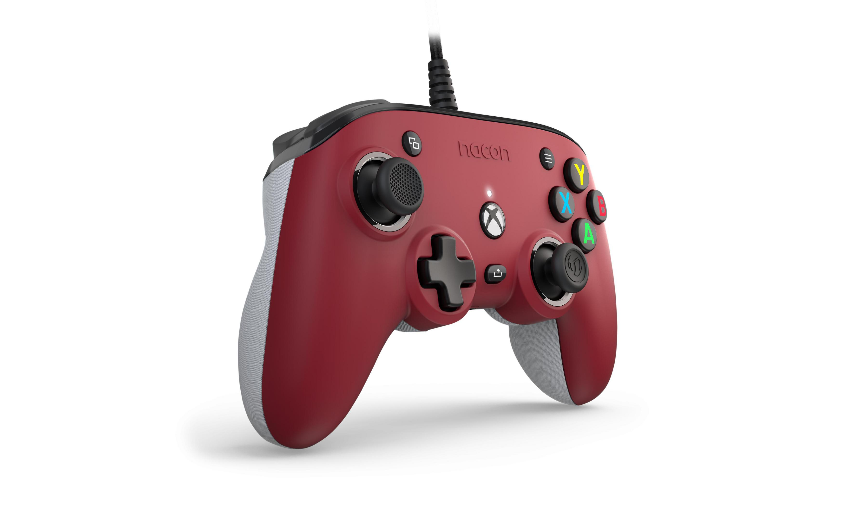 Czerwono-czarny kontroler Xbox z białymi akcentami i czarnym kablem.