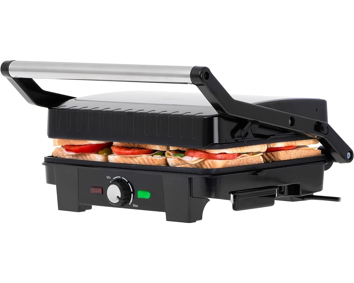 Schwarzer Sandwichgrill mit Sandwiches, Chromgriff, schwarzes Bedienfeld mit Drehknopf und grünem Licht.