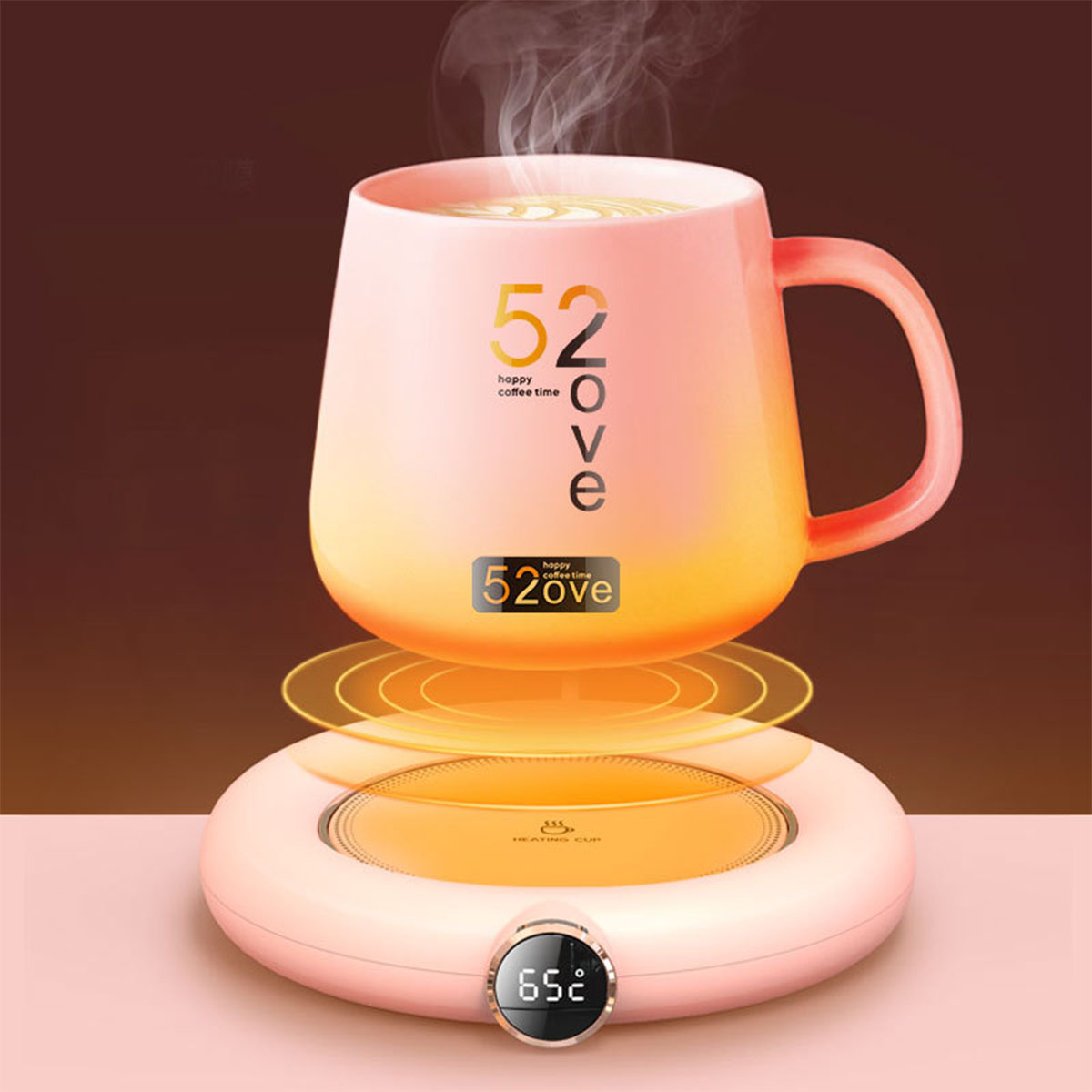Rosa Tasse auf einem Wärmer. Es steht '52 love'. Dampf steigt auf. Der Wärmer zeigt die Temperatur.