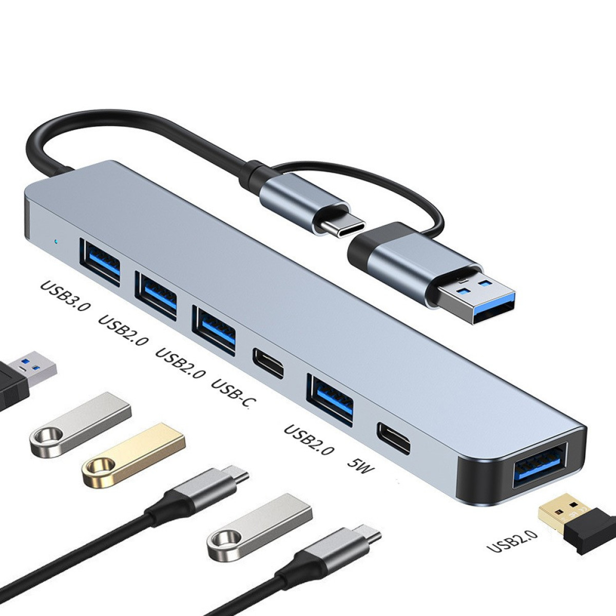 Srebrny hub USB z wieloma portami. Różne urządzenia USB są podłączone do huba.