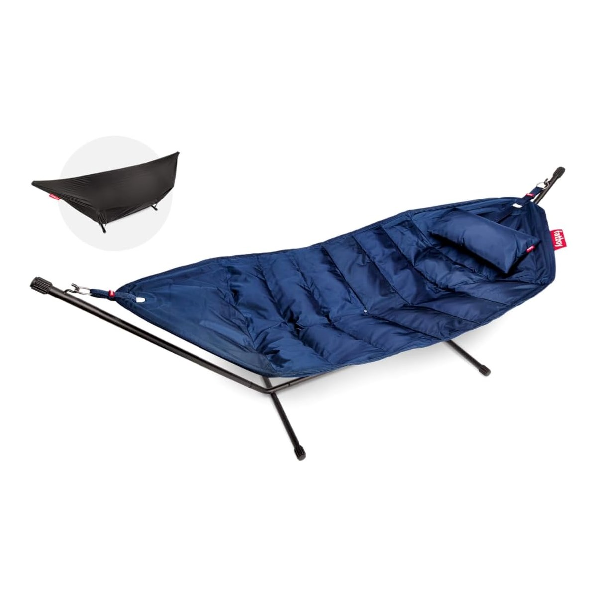 Blaue Fatboy-Hängematte mit schwarzem Ständer. Eine kleine schwarze Abdeckung wird oben links angezeigt.