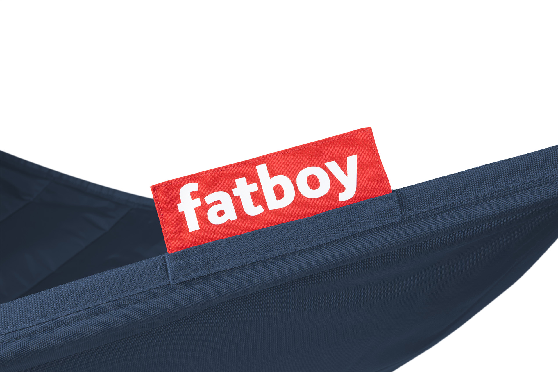 Nahaufnahme eines roten Fatboy-Etiketts auf einer marineblauen Hängematte.