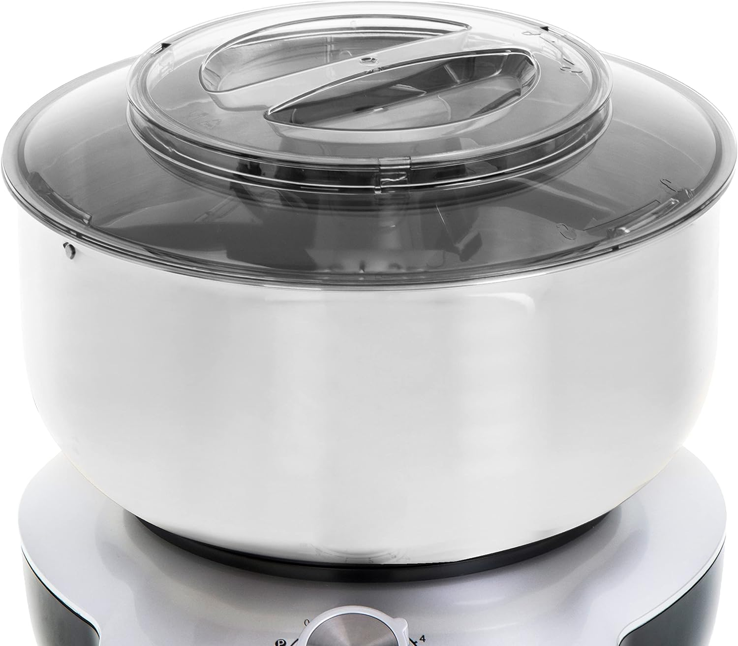 Edelstahlmixer mit transparentem Deckel. Er steht auf einem schwarz-silbernen Sockel.