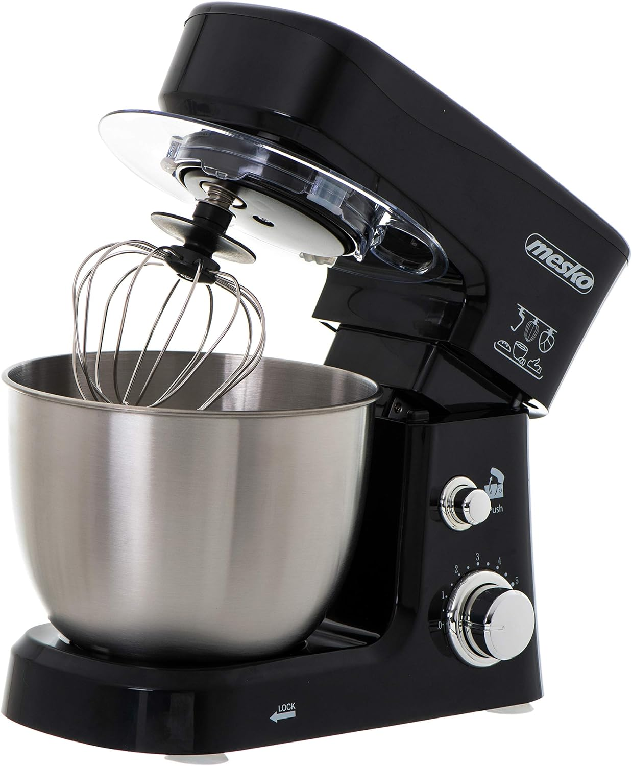 Ein schwarzer Küchenmixer mit einer Edelstahlschüssel. Der Schneebesen ist in der Schüssel, auf einem Tisch.