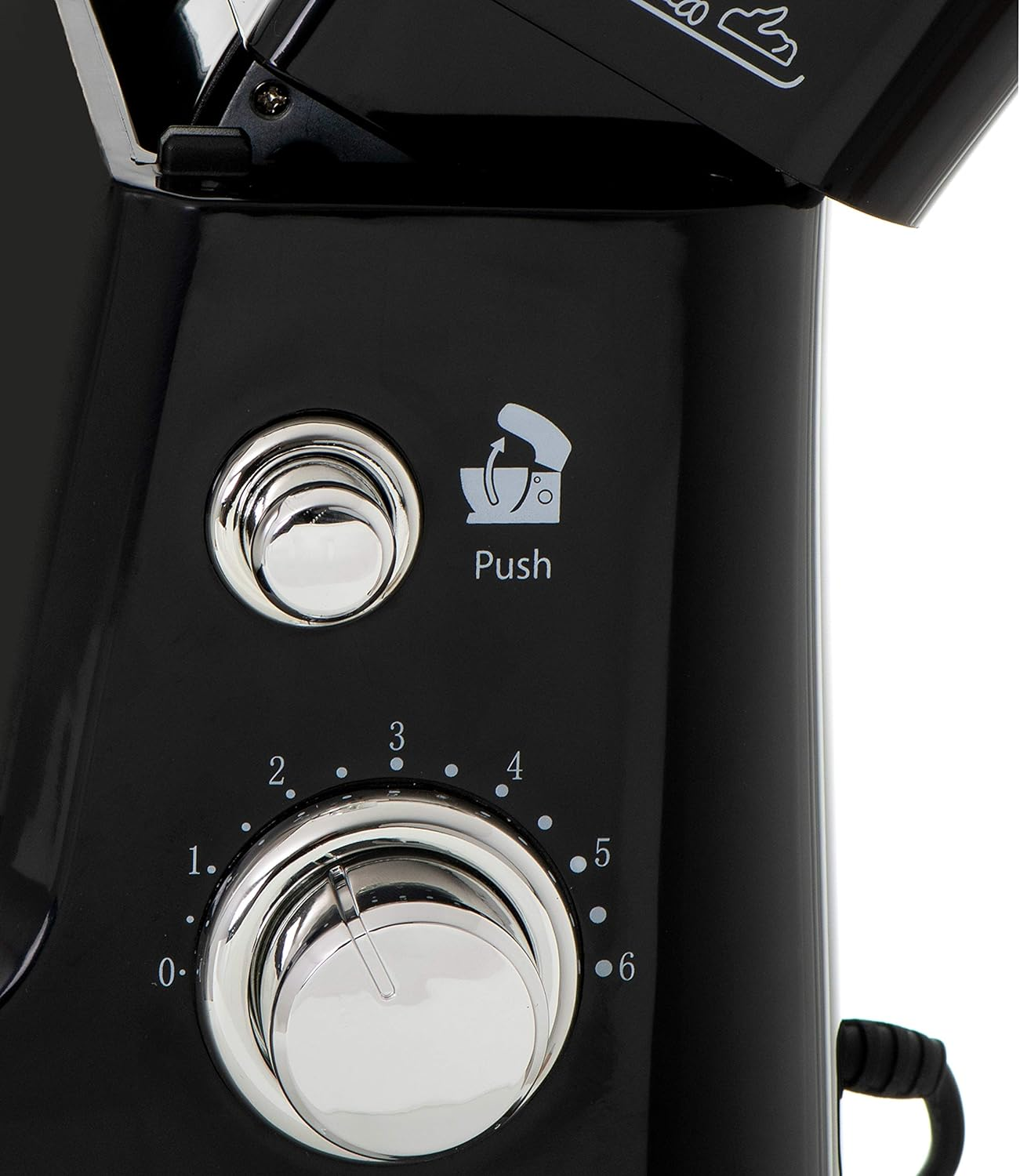 Schwarzer Küchenmixer Detail, Chromknopf und „Push“-Taste.