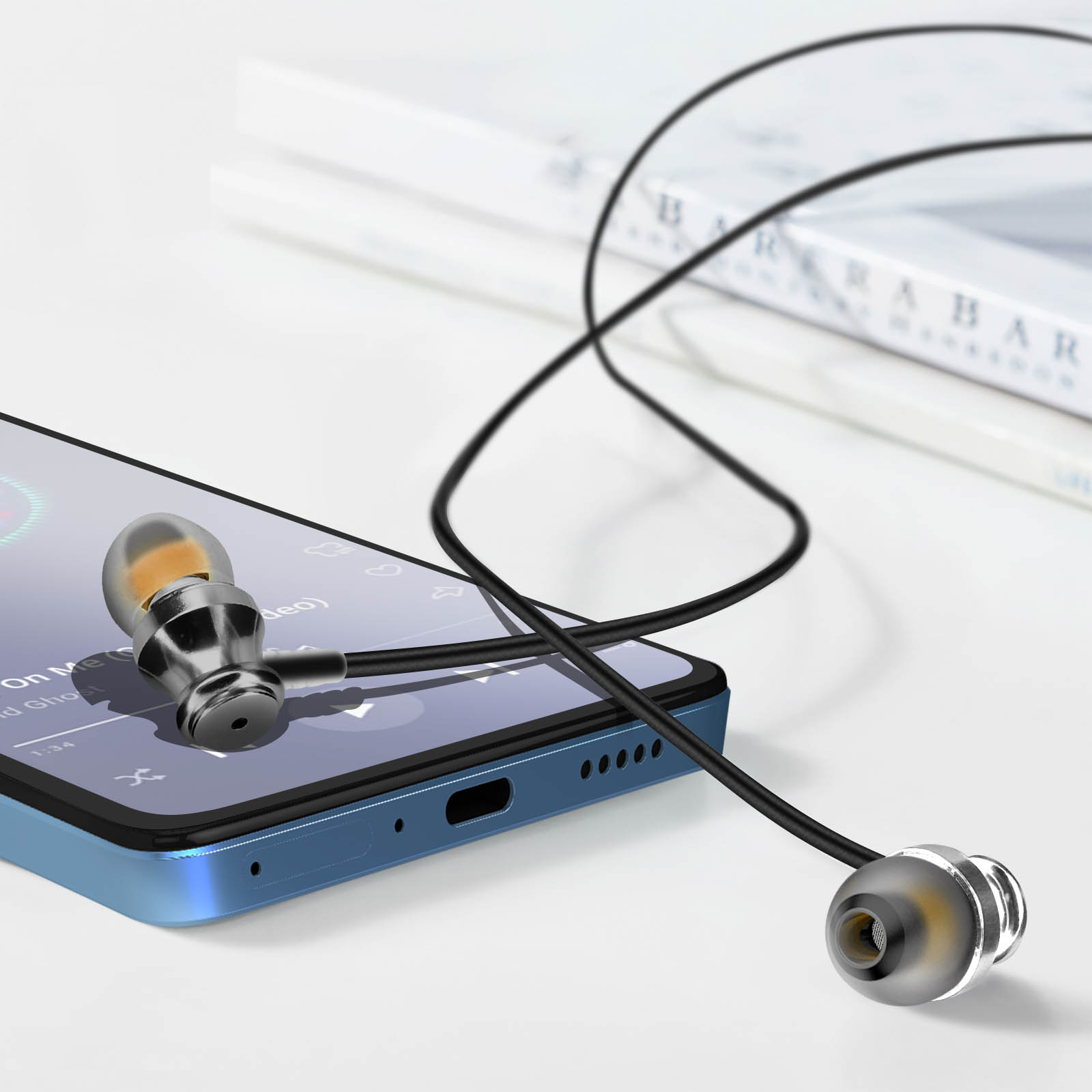 Auricolari collegati a uno schermo blu del telefono, con musica in riproduzione. Sfondo: libri.