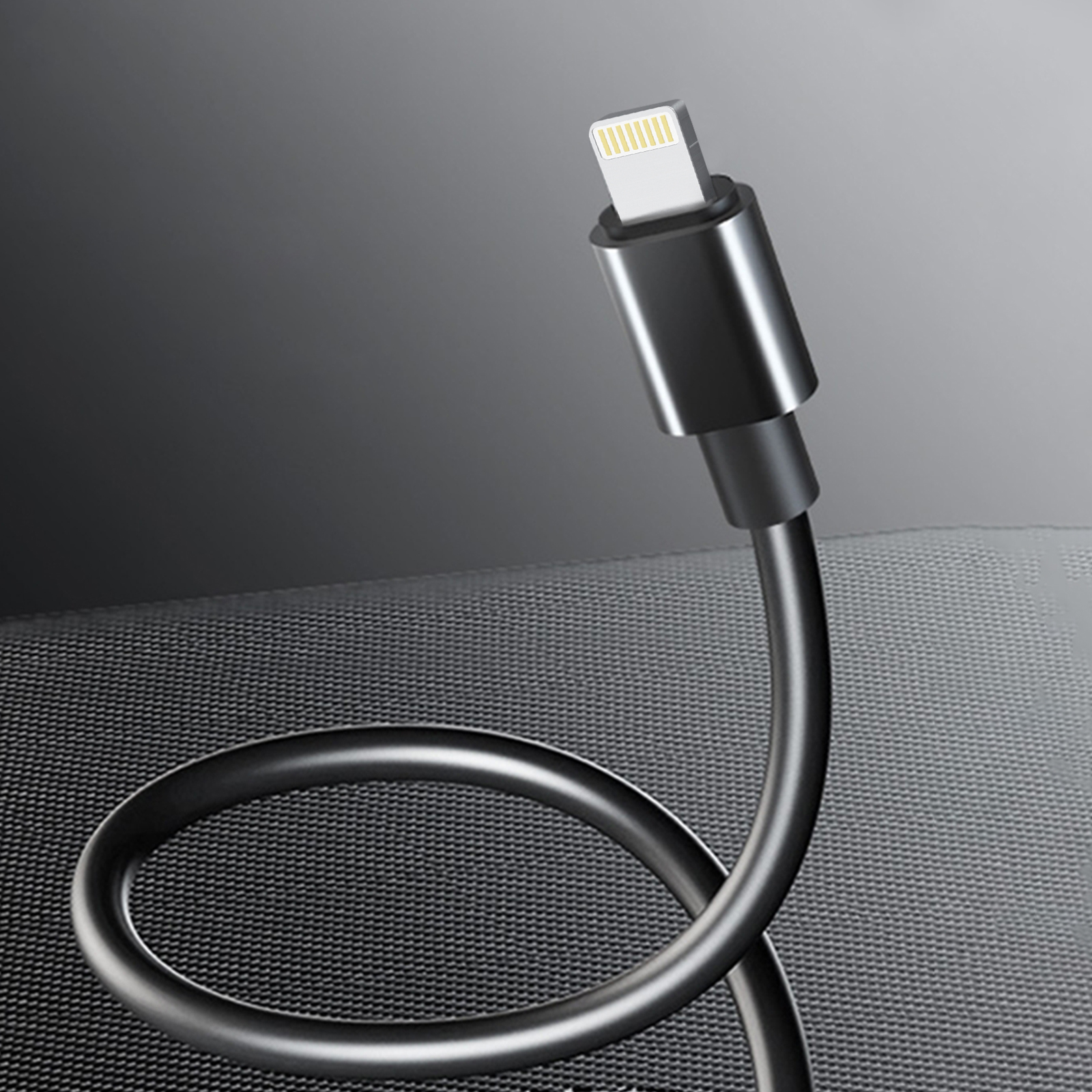 Ein schwarzes Lightning-Kabel auf einer strukturierten Oberfläche, mit Metallanschluss.