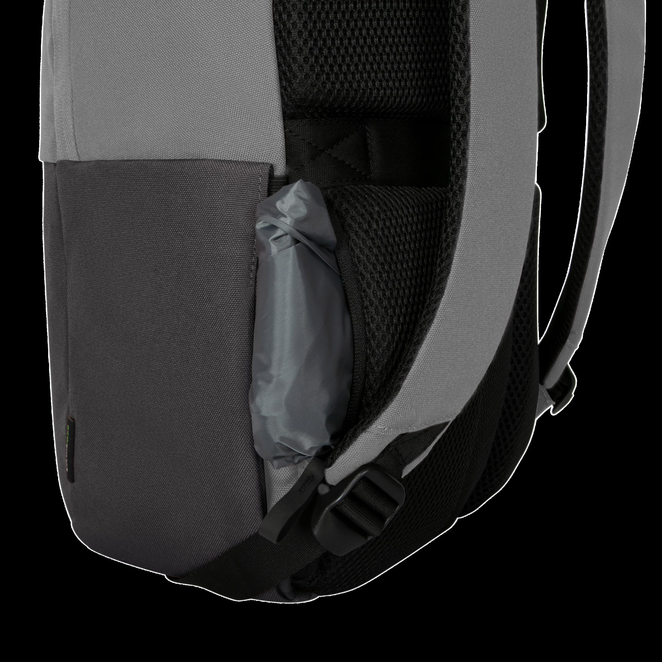 Ein grauer und schwarzer Rucksack mit einer Seitentasche. Der Hintergrund ist schwarz.
