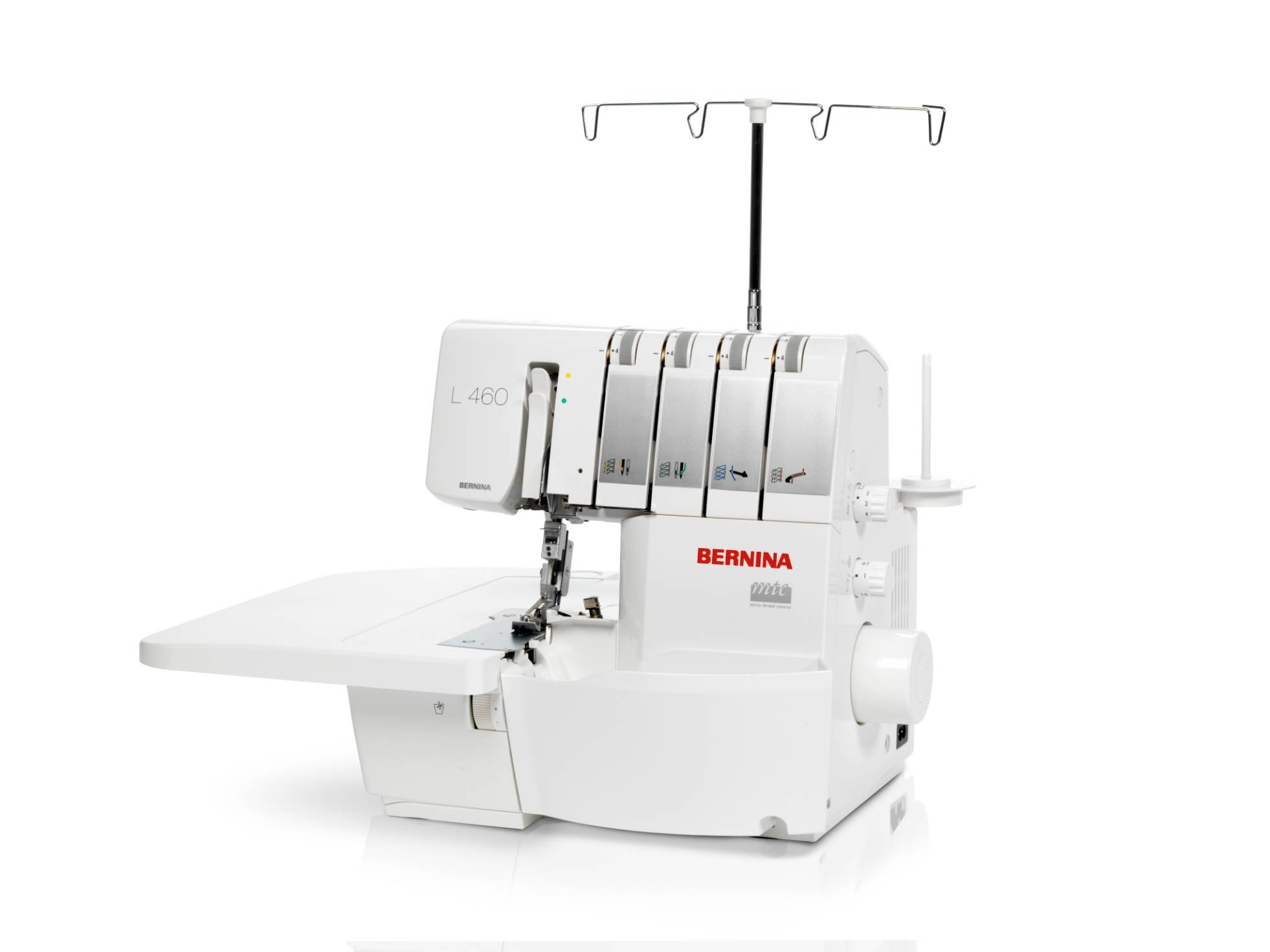 Eine weiße Bernina L 460 Overlock-Nähmaschine auf einer weißen Oberfläche, mit Garnrollen oben.