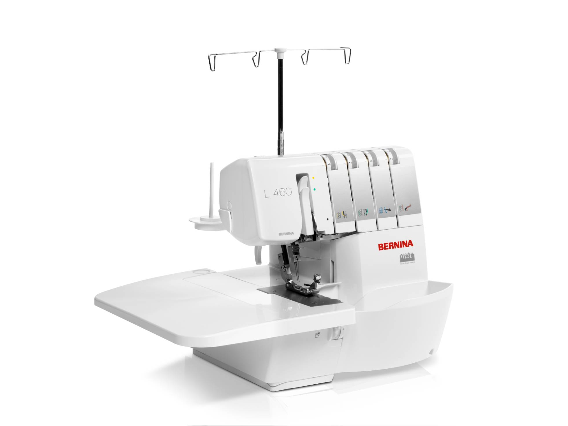Eine weiße Nähmaschine mit mehreren Garnrollen, einem Beistelltisch und dem Markennamen BERNINA.