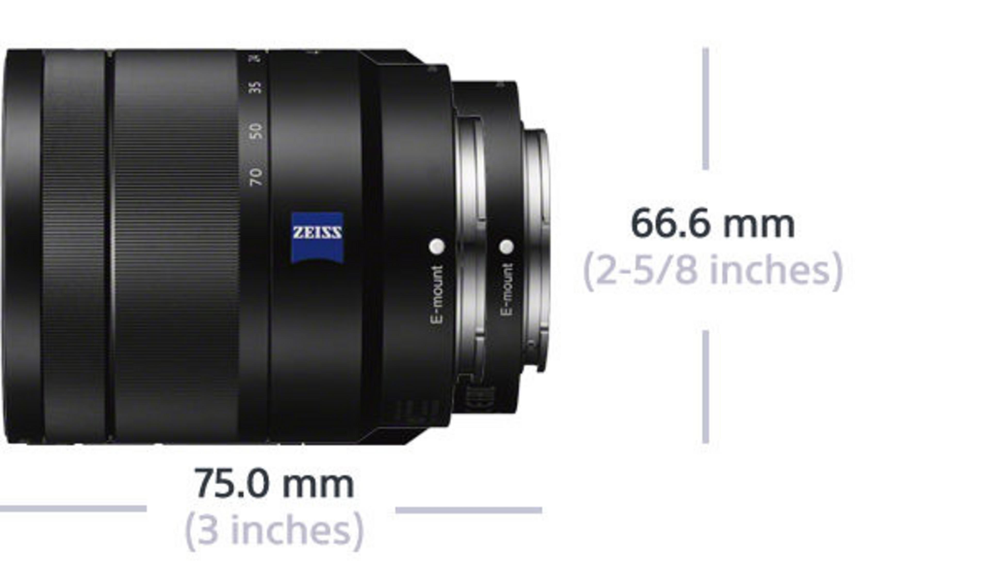 Schwarzes Kameraobjektiv mit blauem ZEISS-Logo und Größenangaben auf Weiß.