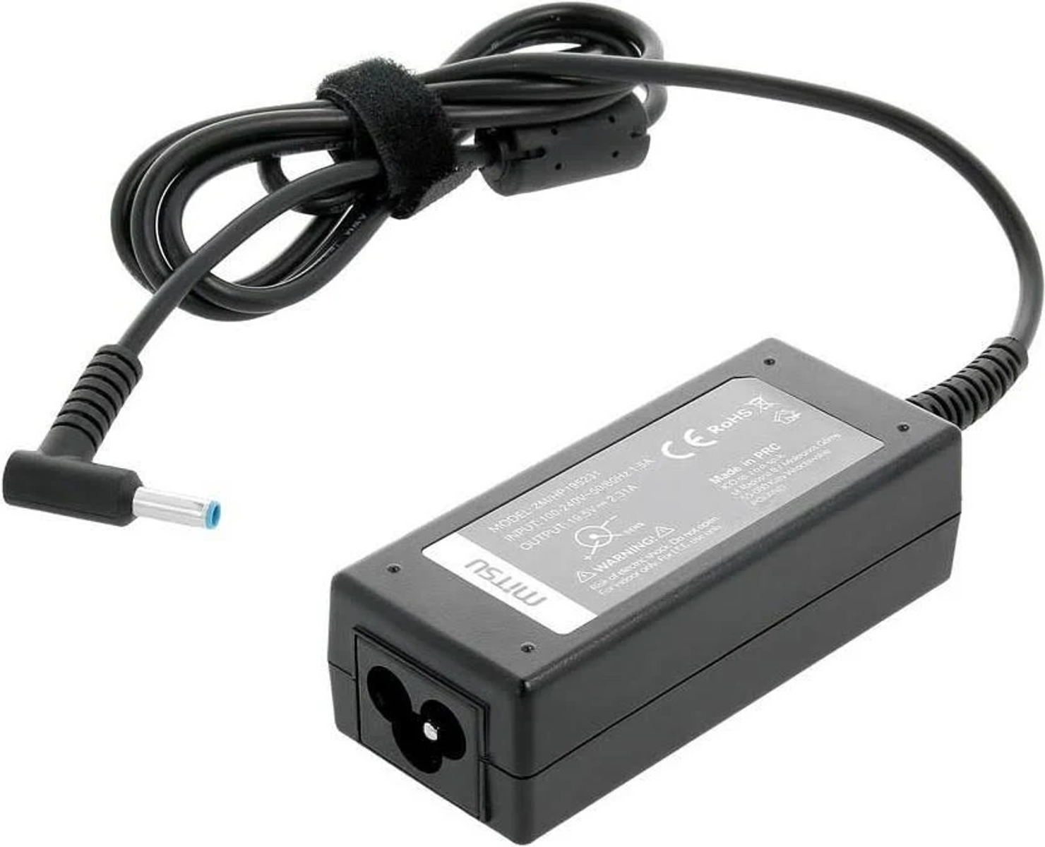 Schwarzes Netzteil mit schwarzem Kabel, ein blauer Stecker. Weißer Hintergrund.