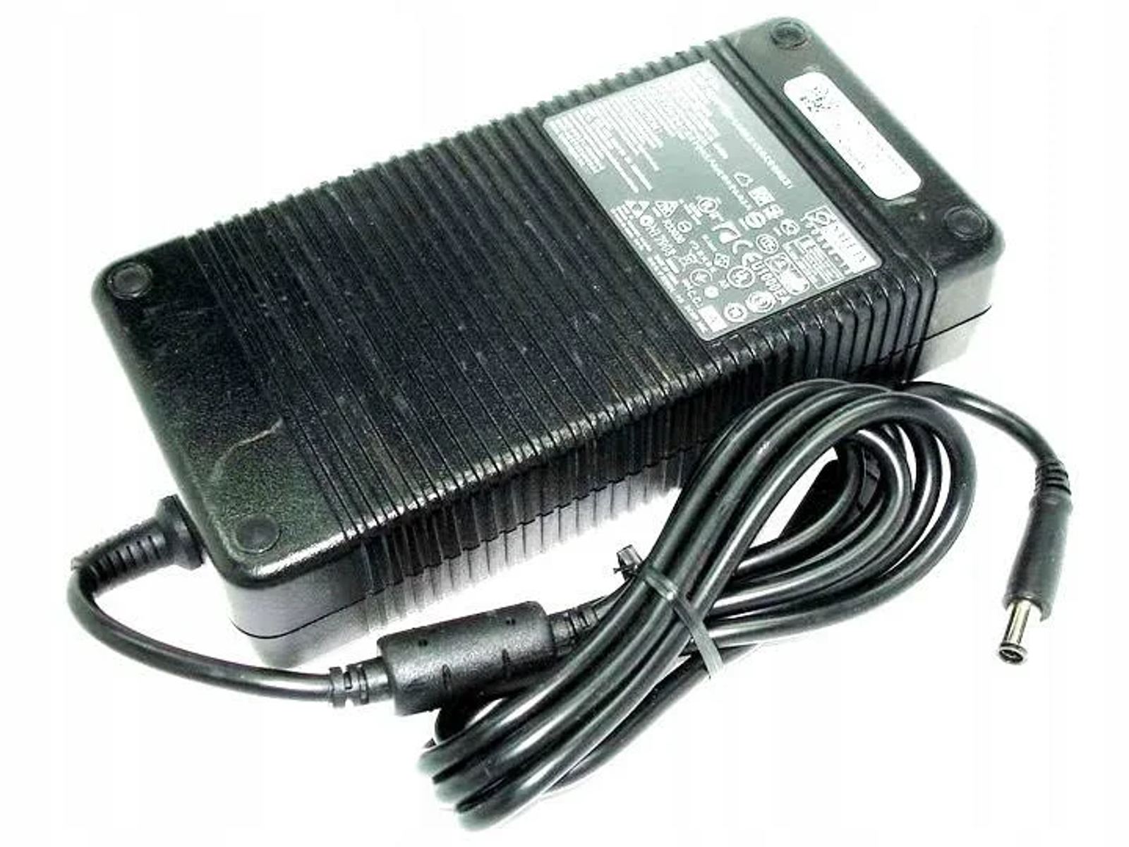 Schwarzes Laptop-Netzteil mit Kabel und Netzanschluss. Schwarze Farbe.