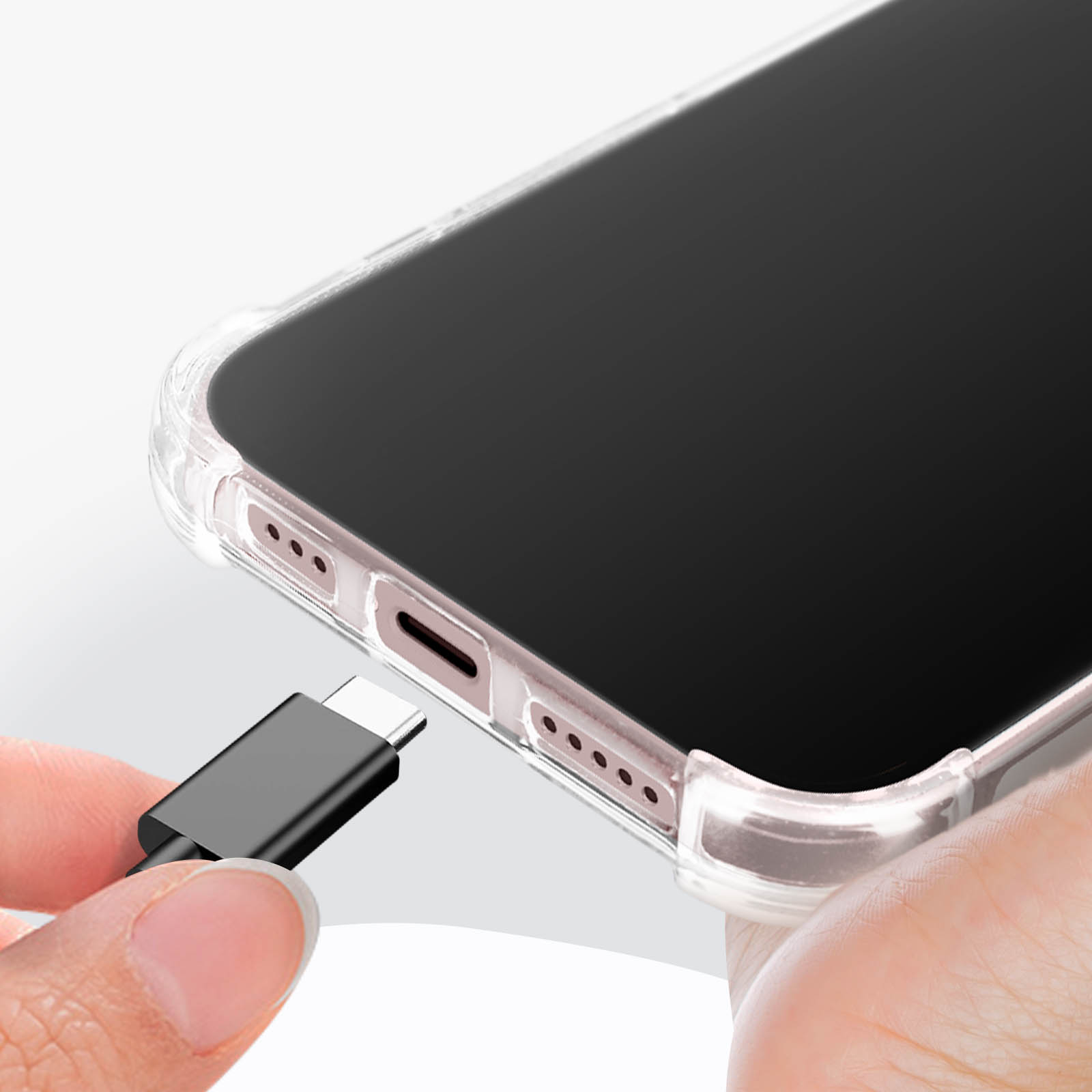 Una mano che collega un cavo USB-C nero a un telefono in una custodia trasparente.