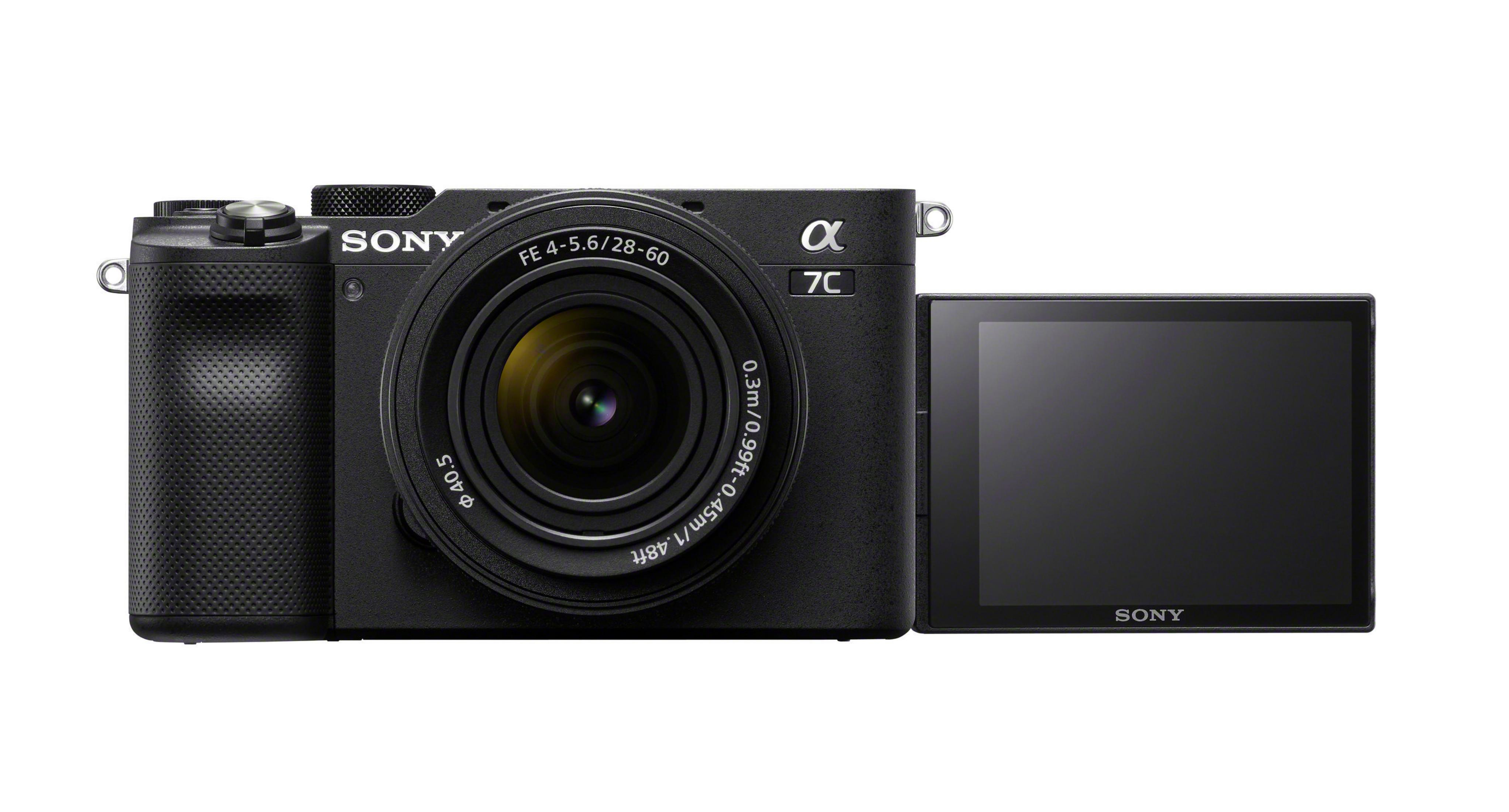 Zwarte Sony-camera met lens en scherm. Het scherm is open en de camera staat op wit.