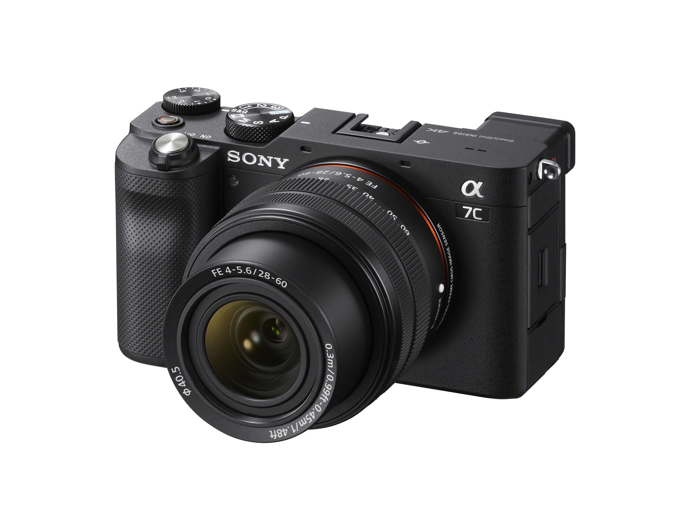 Zwarte Sony Alpha 7C camera. Lens en knoppen zichtbaar. Witte achtergrond.