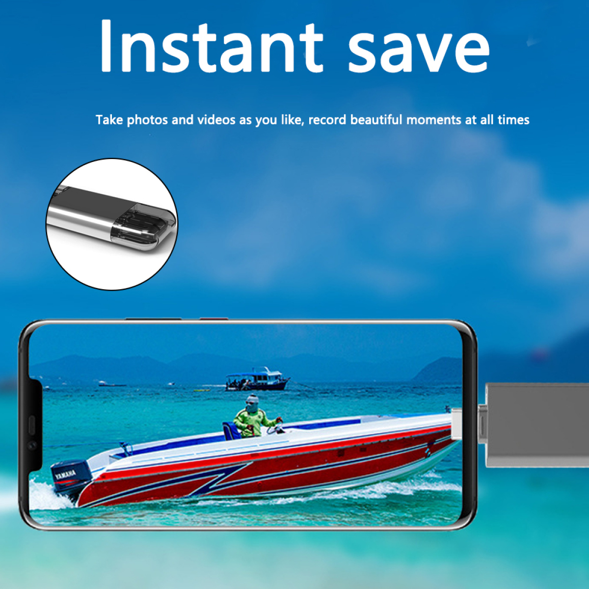 Telefon zeigt Bootsvideo, verbunden mit USB-Stick, blauer Himmel.