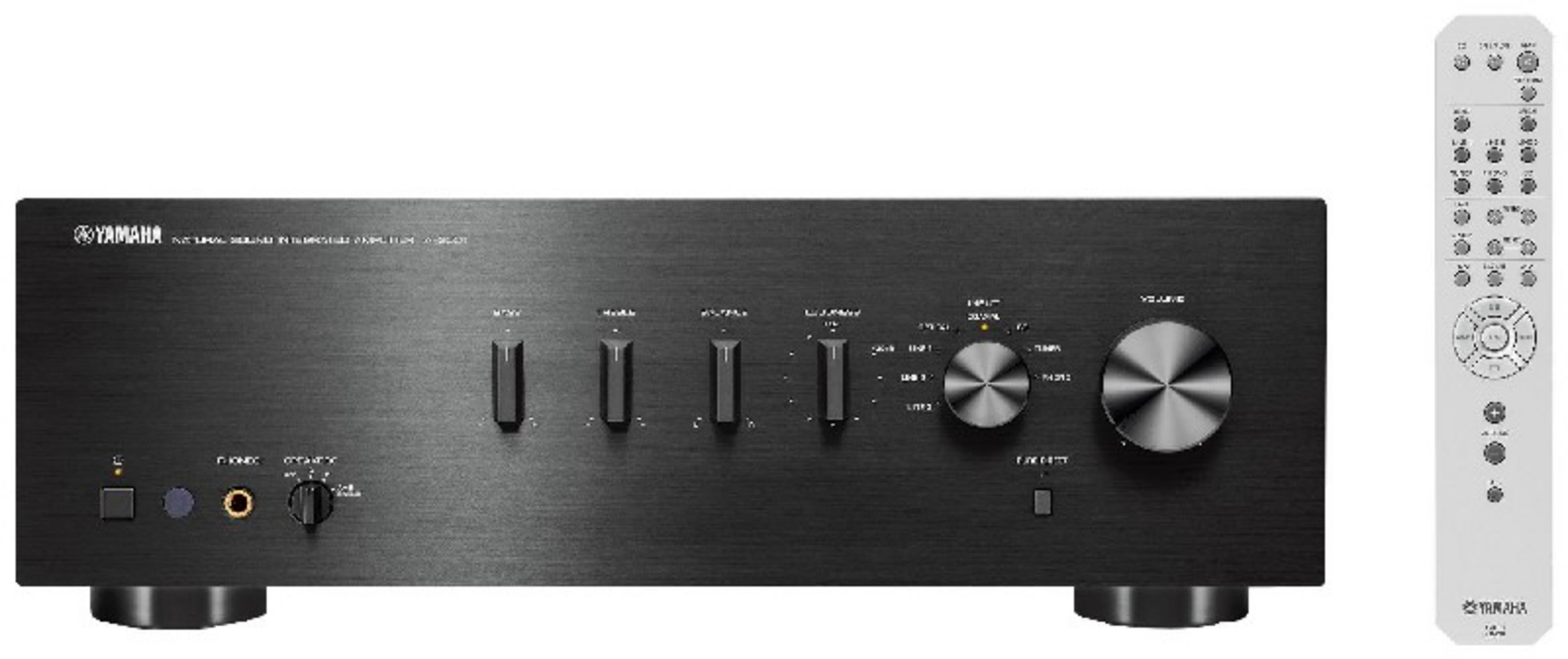 Siyah stereo amplifikatör, düğmeler ve uzaktan kumanda. Arka plan beyaz.