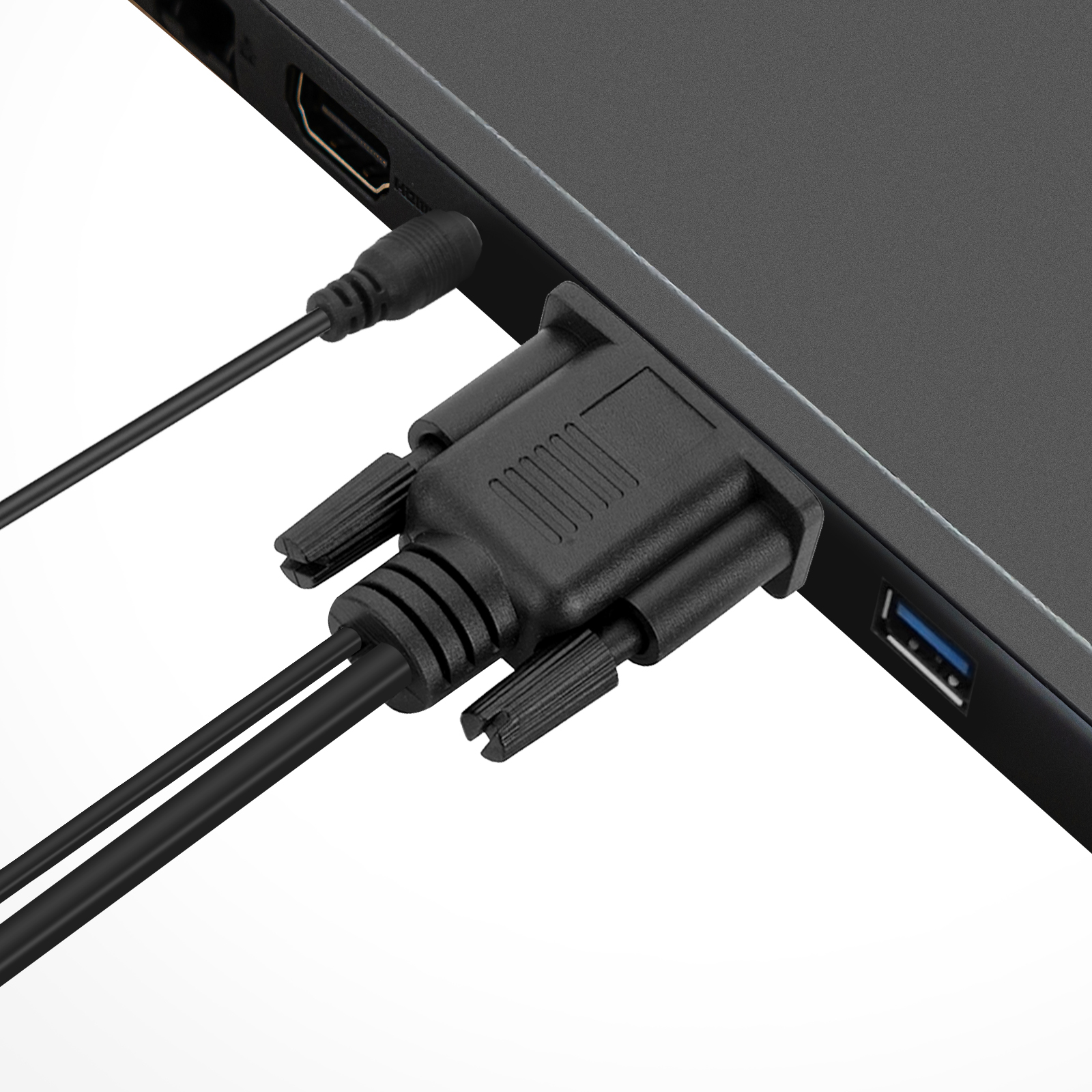 Connettore VGA nero collegato a un laptop, con un cavo HDMI accanto.