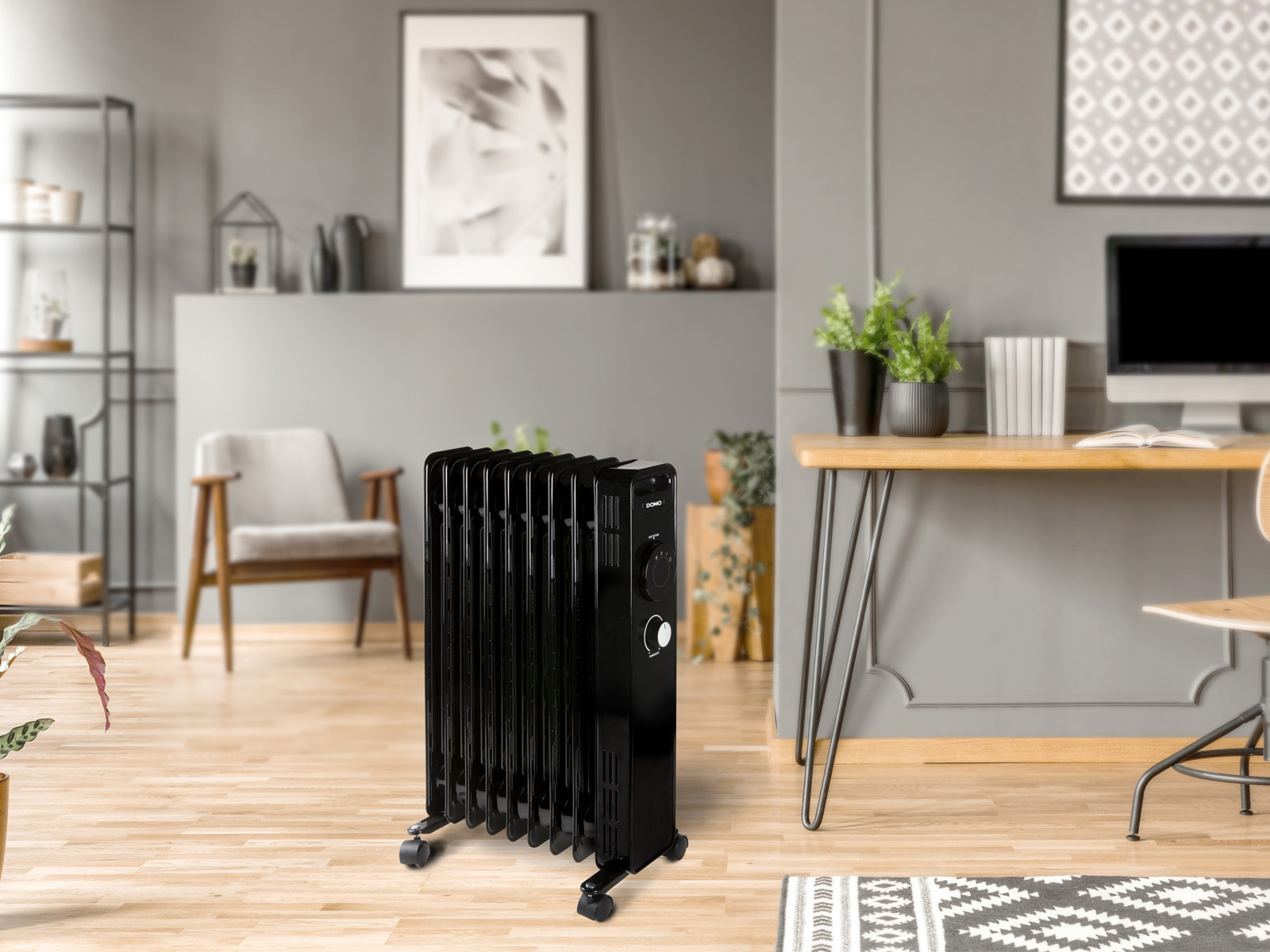 Czarny grzejnik olejowy w pokoju z drewnianą podłogą. Szare ściany i okno.