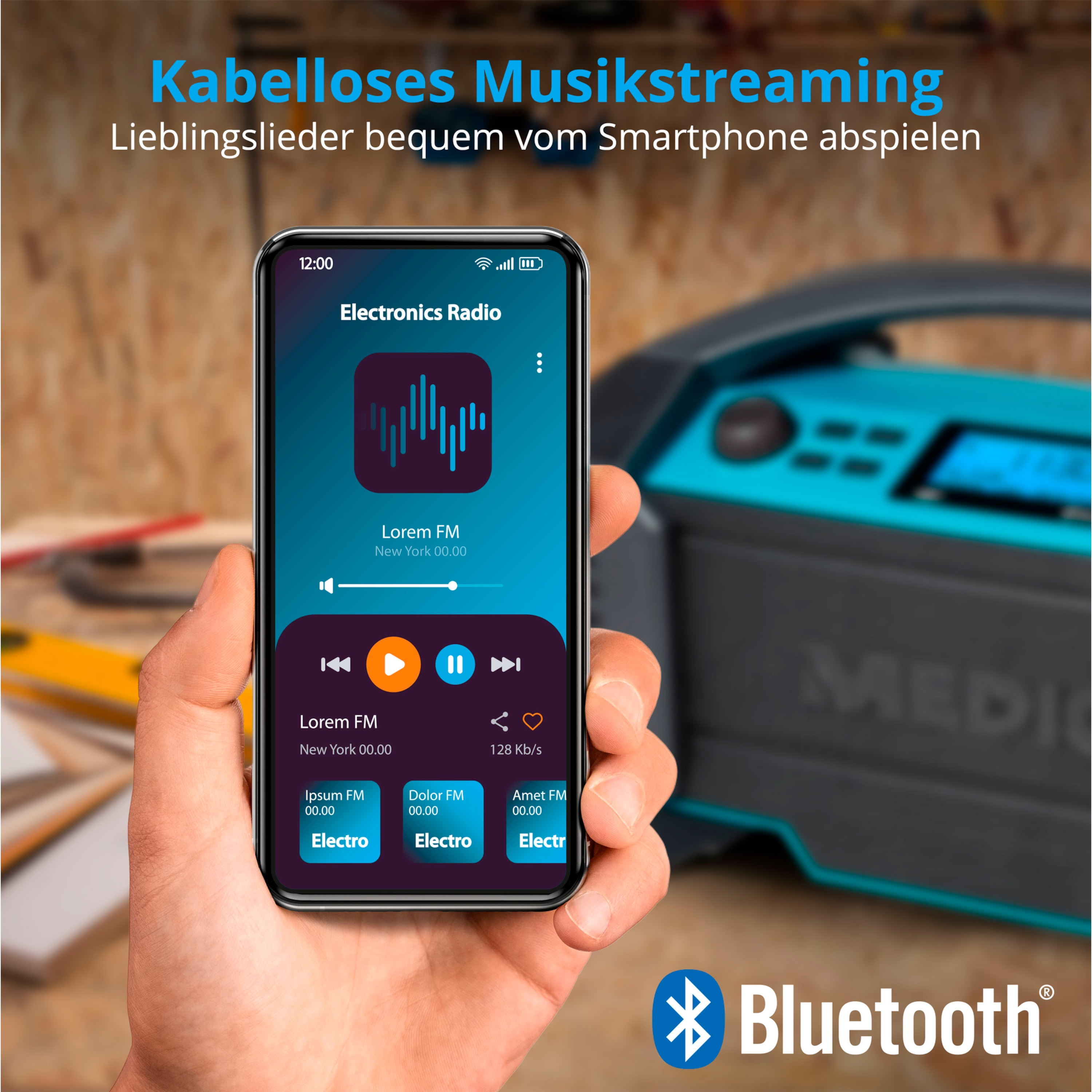 Ręka trzymająca telefon z aplikacją radiową, przed niebiesko-szarym głośnikiem. Logo Bluetooth.