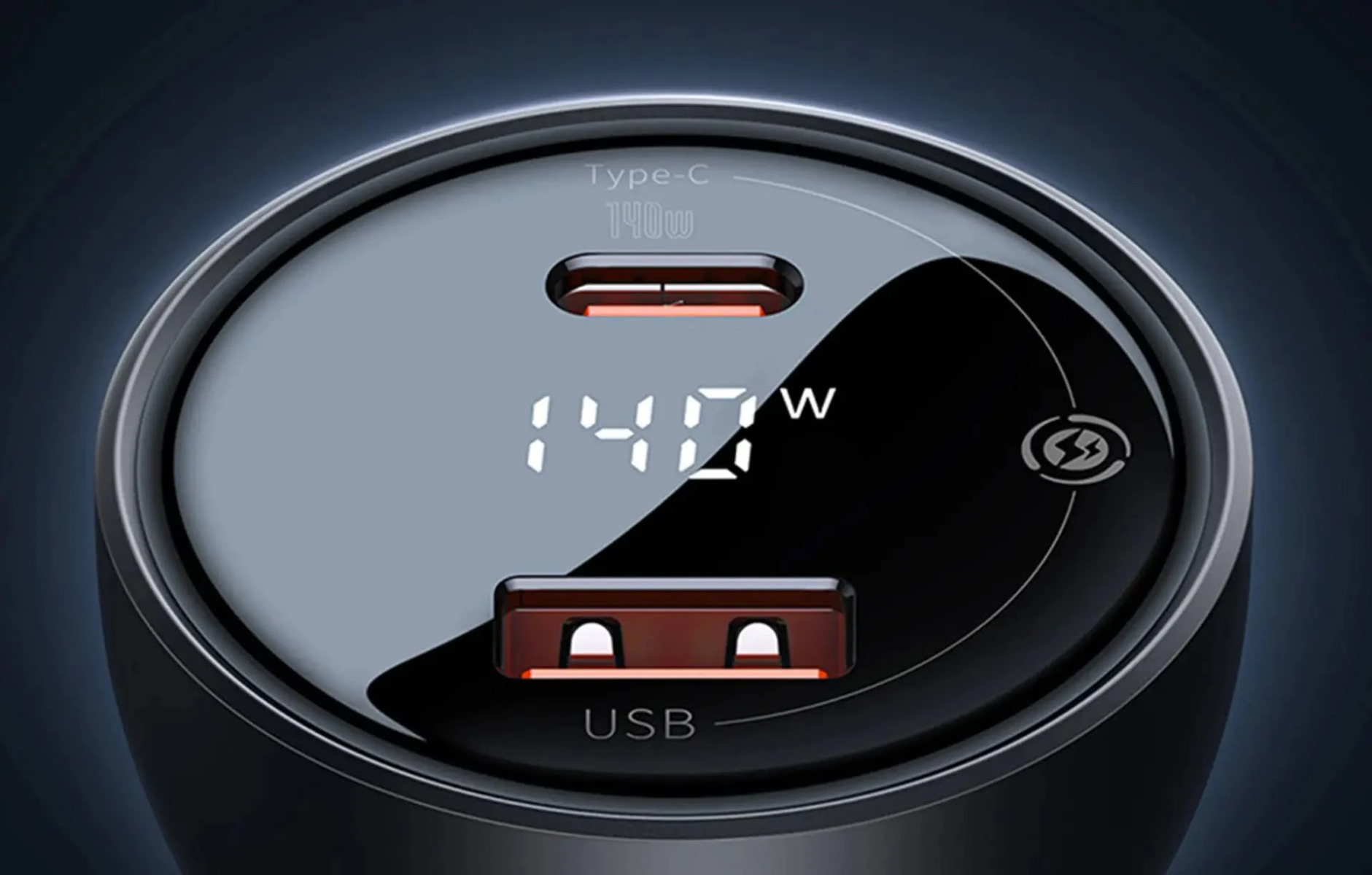 Zbliżenie ładowarki samochodowej z dwoma portami USB pokazujące 140W i port Type-C.