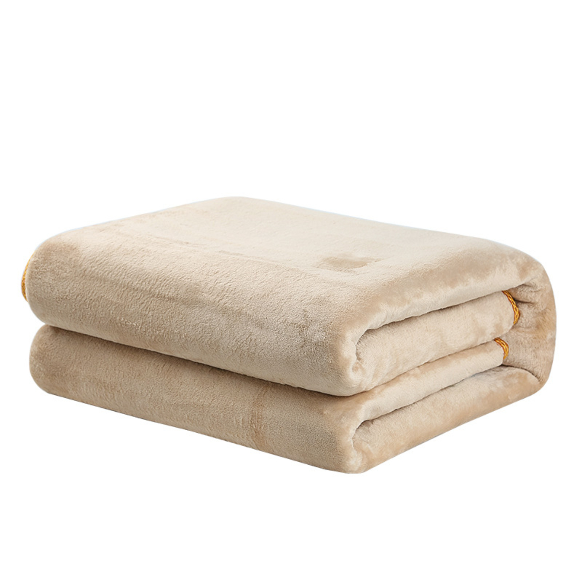 Gefaltete beige Decke auf weißer Oberfläche, weich und warm aussehend.