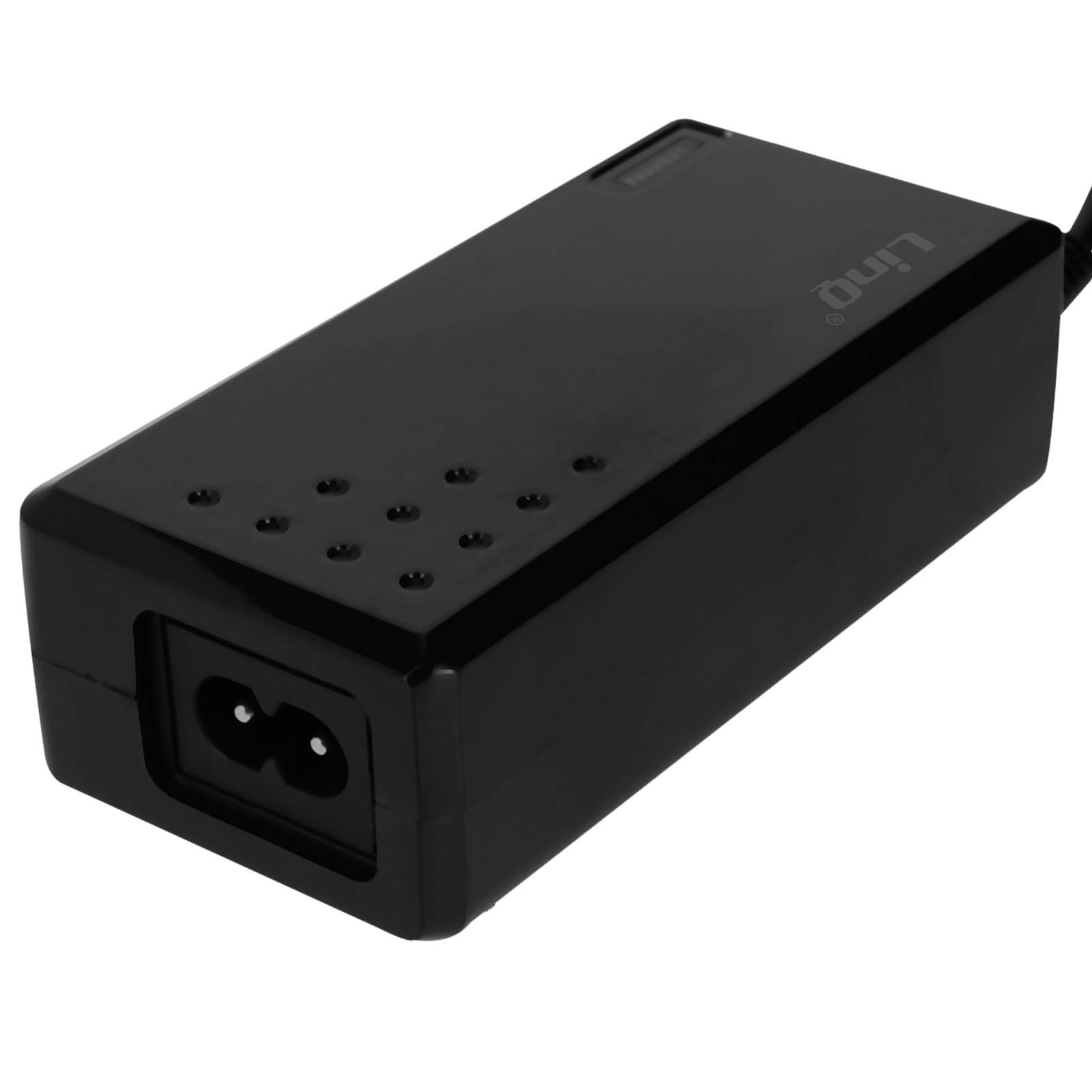 Schwarzes Netzteil mit Zweipolstecker. Der Adapter hat mehrere Lüftungslöcher.