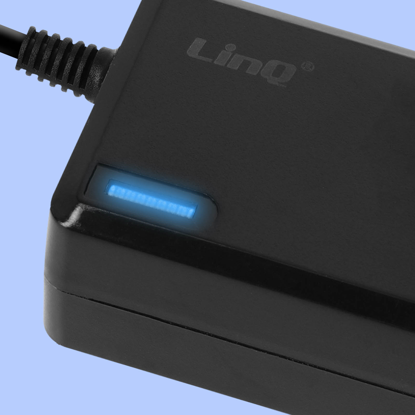Ein schwarzes Netzteil mit blauem Licht wird gezeigt. Der Markenname ist LinQ, oben aufgedruckt.